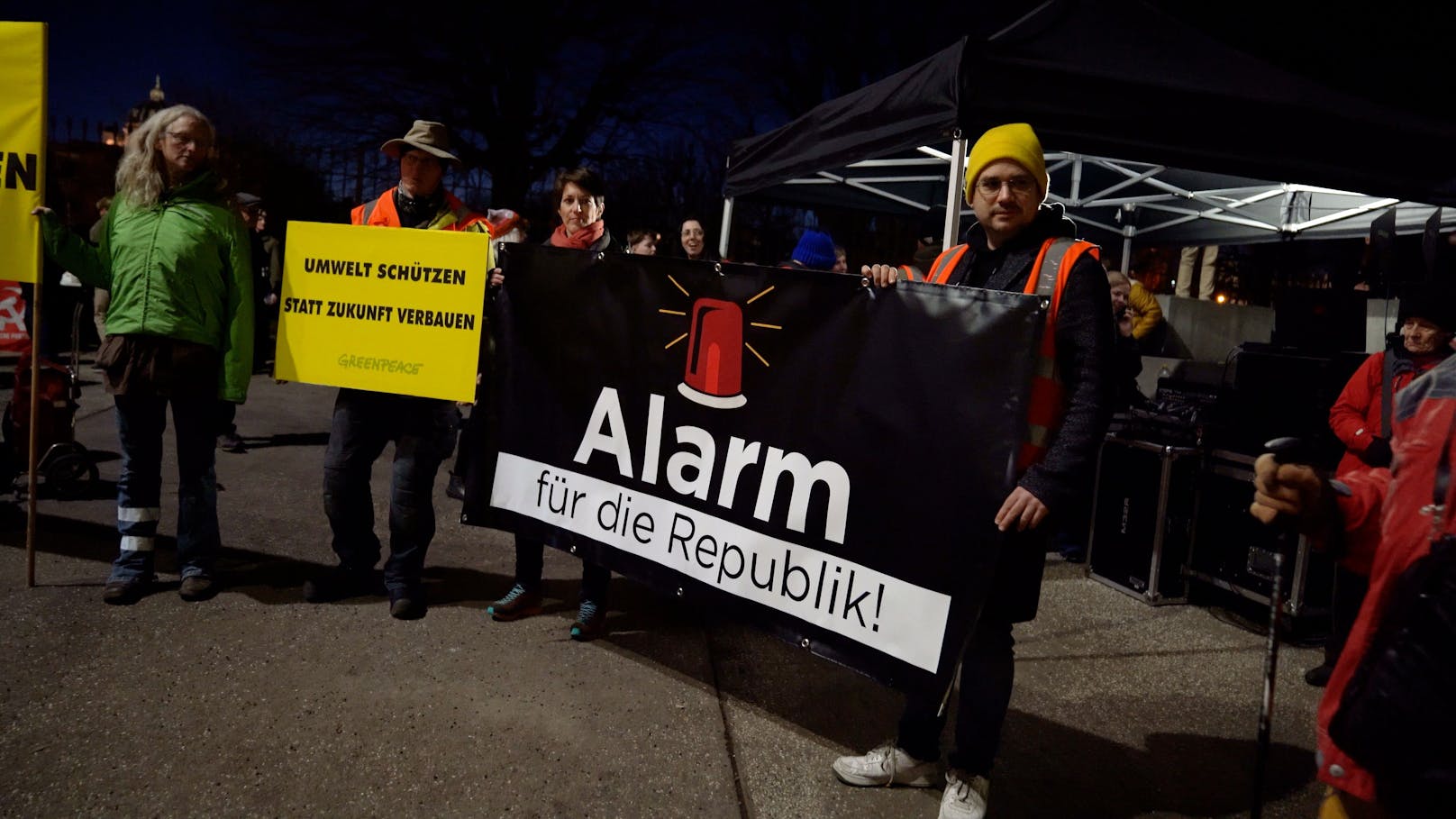 "Beschämend!" – das sagen Demonstranten zu Blau-Schwarz