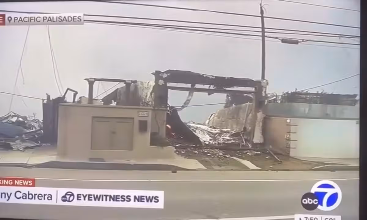 TV-Nachrichten zeigen das abgebrannte Anwesen von Paris Hilton.