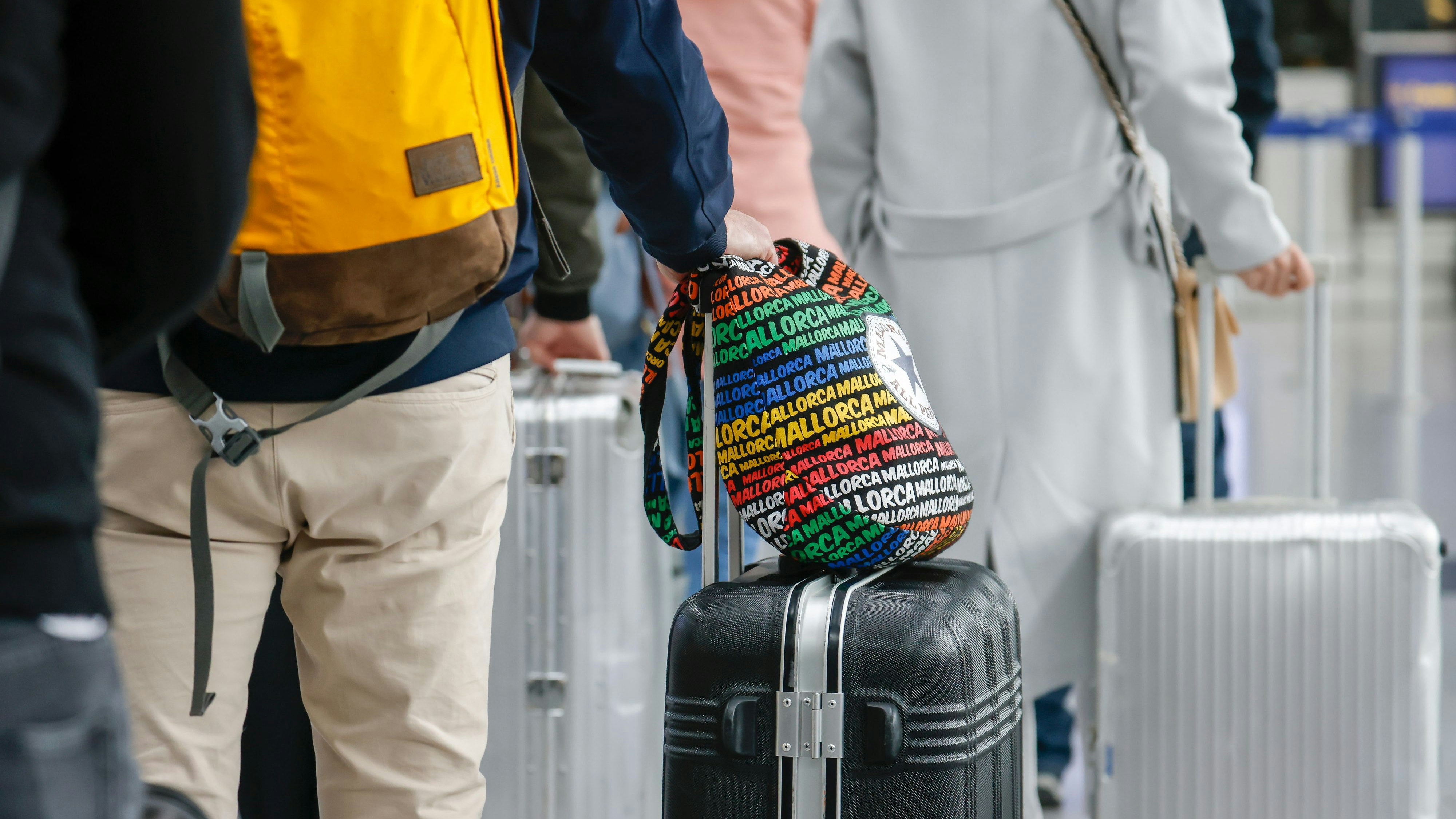 Derzeit gilt bei vielen Flughäfen noch eine 100‑Milliliter-Begrenzung für Flüssigkeiten.