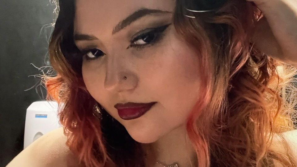 Ruby Jade arbeitet als