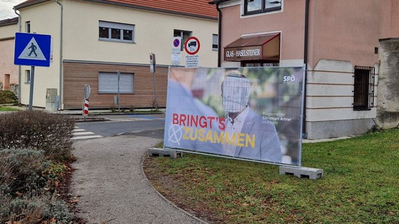 Das Auto von Bürgermeister Christoph Artner wurde mit Farbe überschüttet. Aus einem Plakat in Herzogenburg wurde außerdem sein Kopf herausgeschnitten.