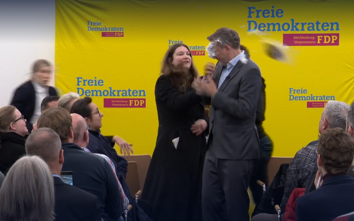 Christian Lindners Wahlkampfauftakt verlief anders als geplant: Er bekam eine Schaum-Überraschung vor den Latz geknallt.