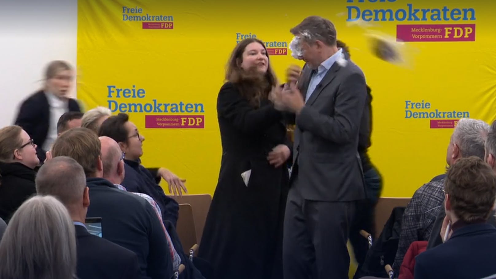 Ins Gesicht! Torten-Attacke auf FDP-Christian Lindner