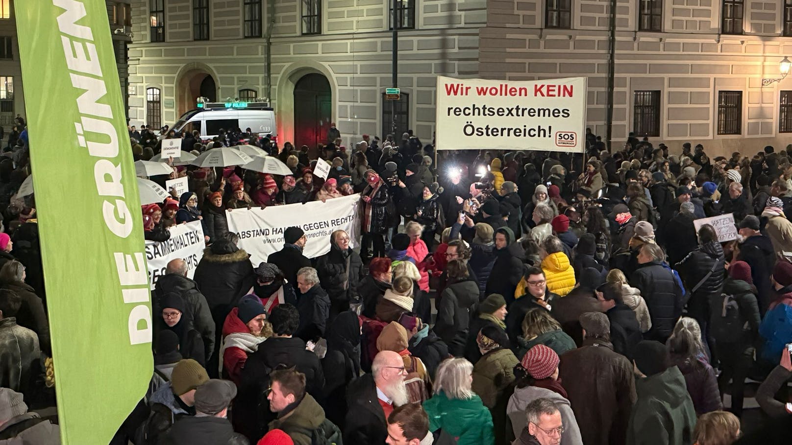 Die Protestkundgebung hat ein klares Motto: <a data-li-document-ref="120082351" href="https://www.heute.at/s/so-ruestet-sich-die-polizei-fuer-demo-am-ballhausplatz-120082351">"Alarmstufe für die Republik".</a>