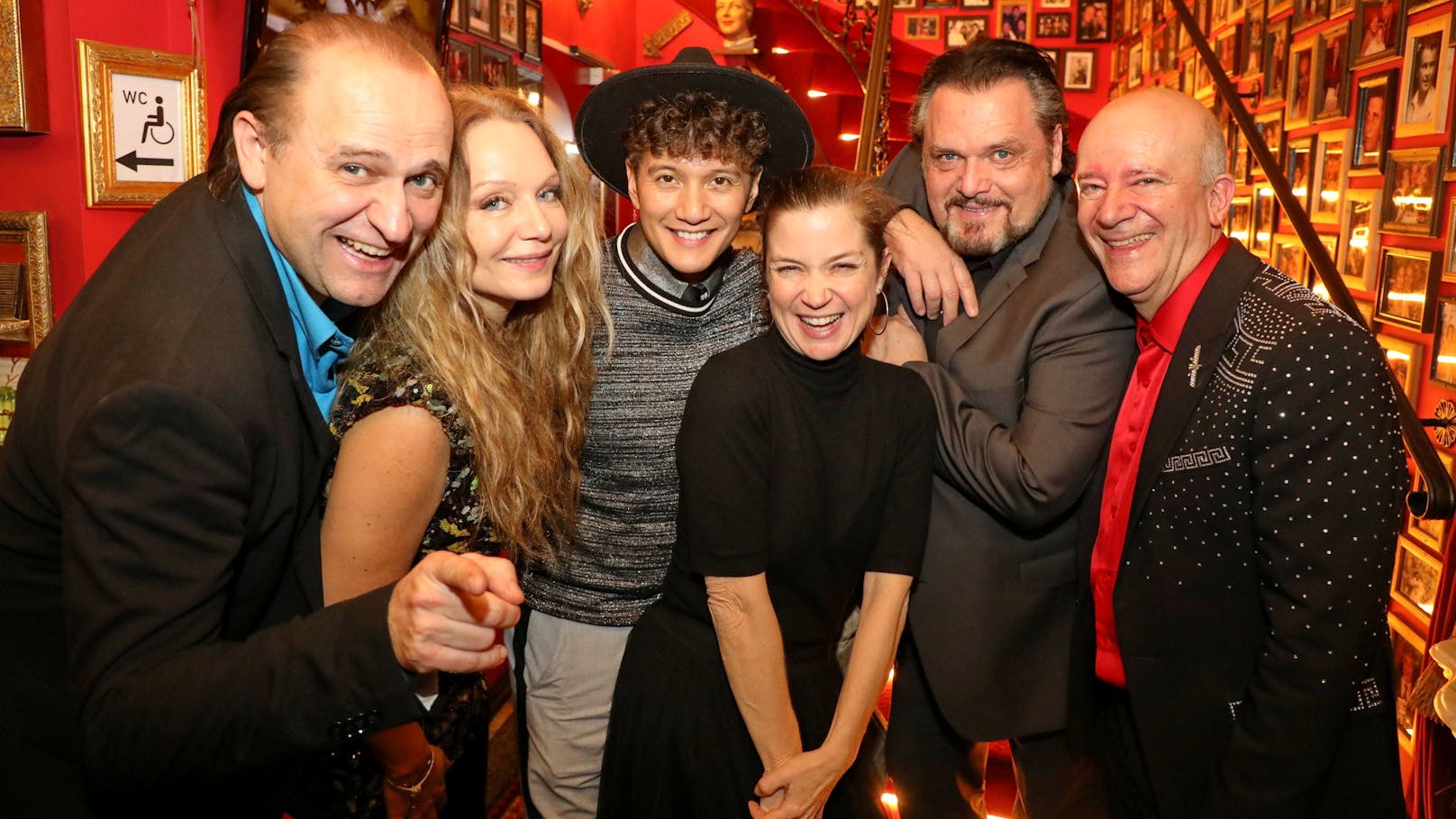 Reinwald Kranner, Niddl, Vincent Bueno, Caroline Vasicek, Werner Auer mit Andy Lee Lang im Marchfelderhof.