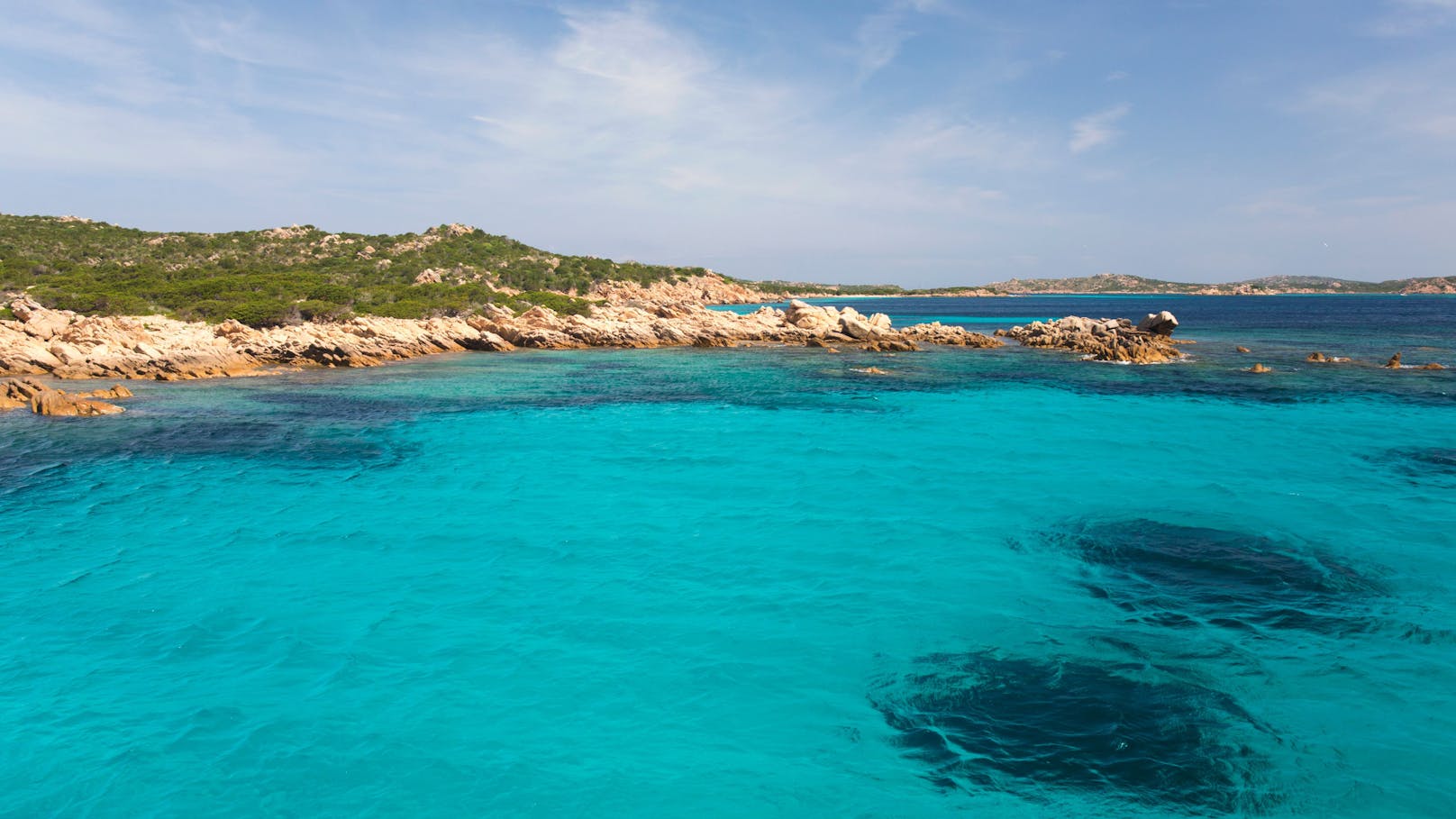 Glasklares türkises Wasser an der Spiaggia Rosa auf der Insel Budelli