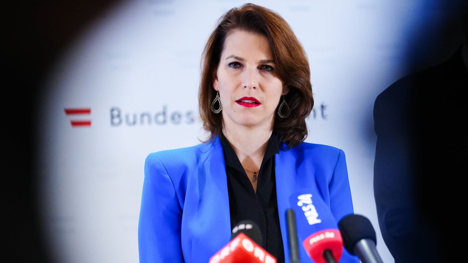 ...sein Amt an Verfassungsministerin Karoline Edtstadler (ÖVP) übergeben. Sie soll neue Landeshauptfrau werden.