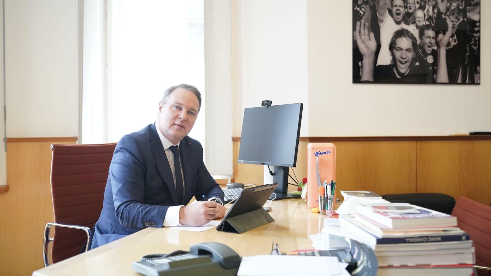 SPÖ-Chef Andreas Babler in seinem Büro. 