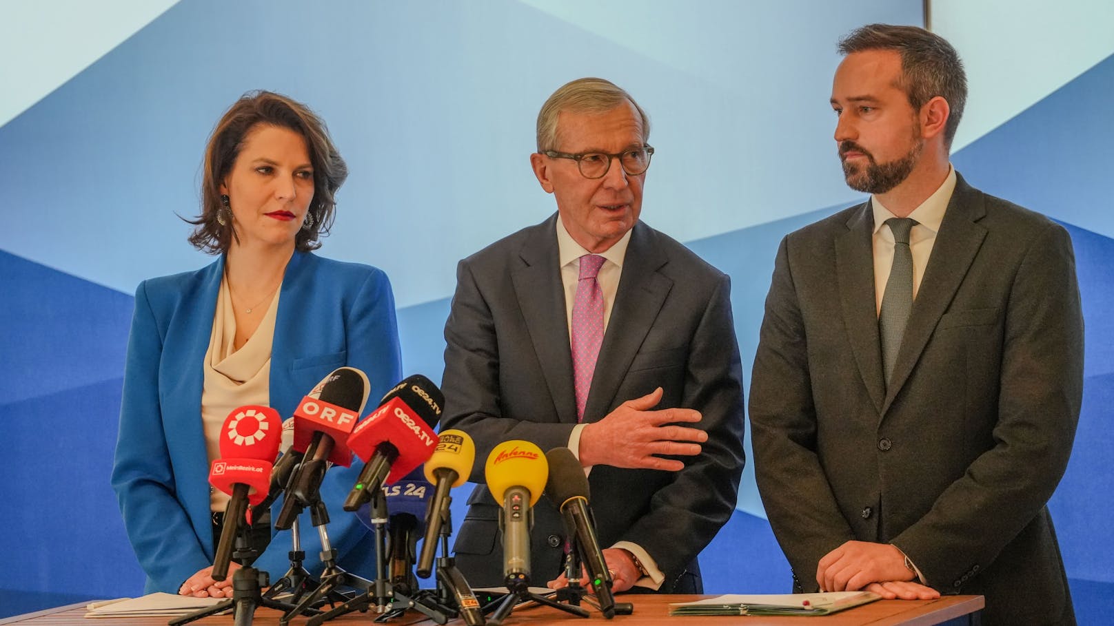 Karoline Edtstadler, Wilfried Haslauer und Stefan Schnöll während ihrer Pressekonferenz.