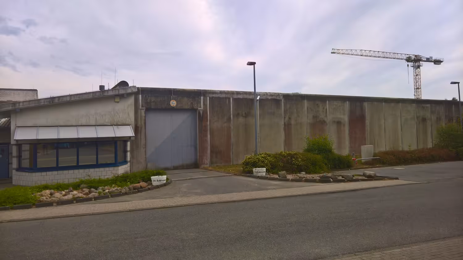 In der Jugendanstalt Schleswig soll ein damals 17-jähriger Insasse eine sexuelle Beziehung zu zwei Mitarbeiterinnen gehabt haben.