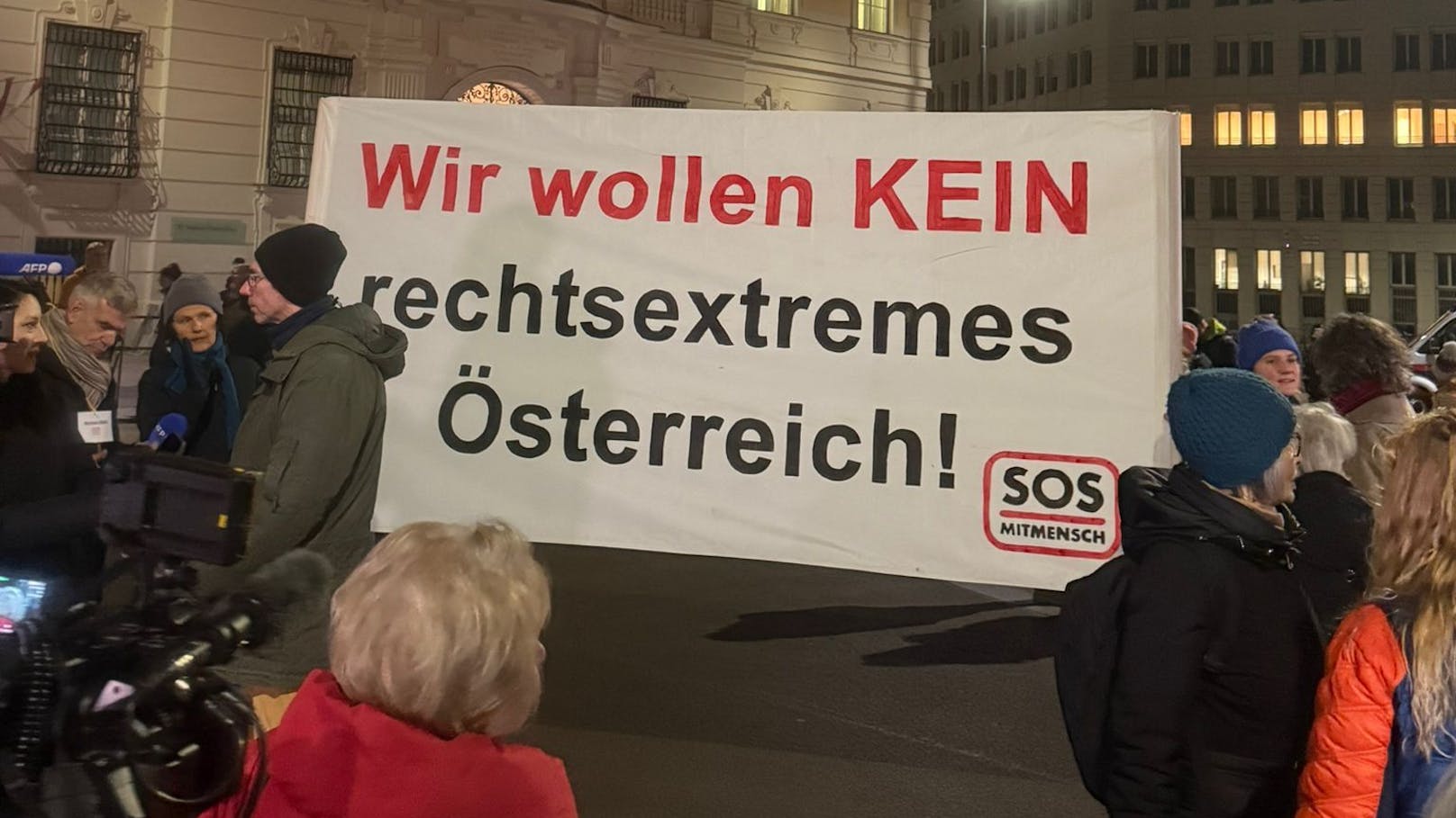 Die Demonstranten wollen Kickl als Kanzler stoppen. Sie fürchten einen Angriff auf die Menschenrechte und auf die Demokratie.