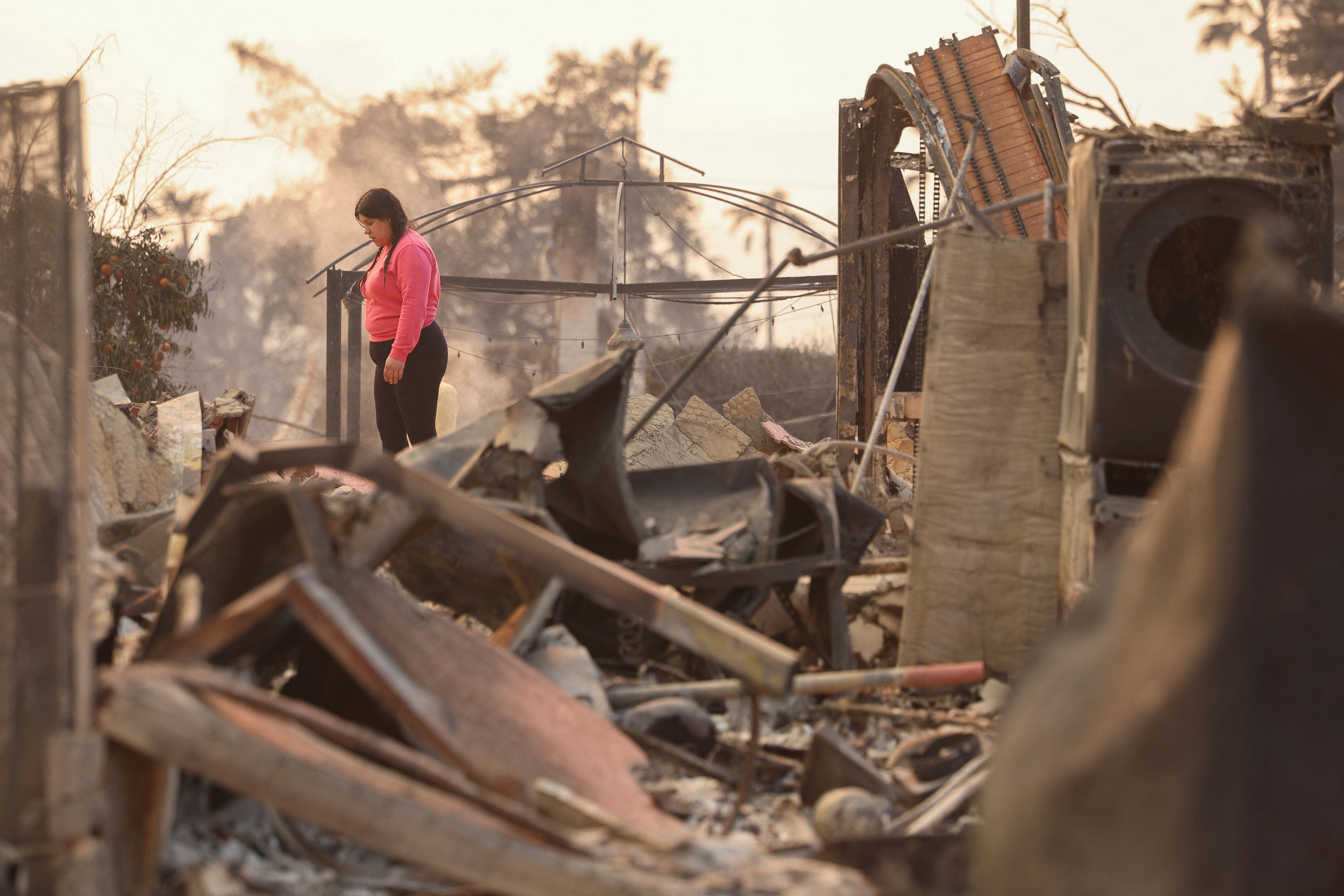In der Region Altadena in Kalifornien richteten die Brände enorme Schäden an. Bewohnerin Conchita Gomez inspiziert die Ruinen in ihrer Nachbarschaft. (Symbolbild)