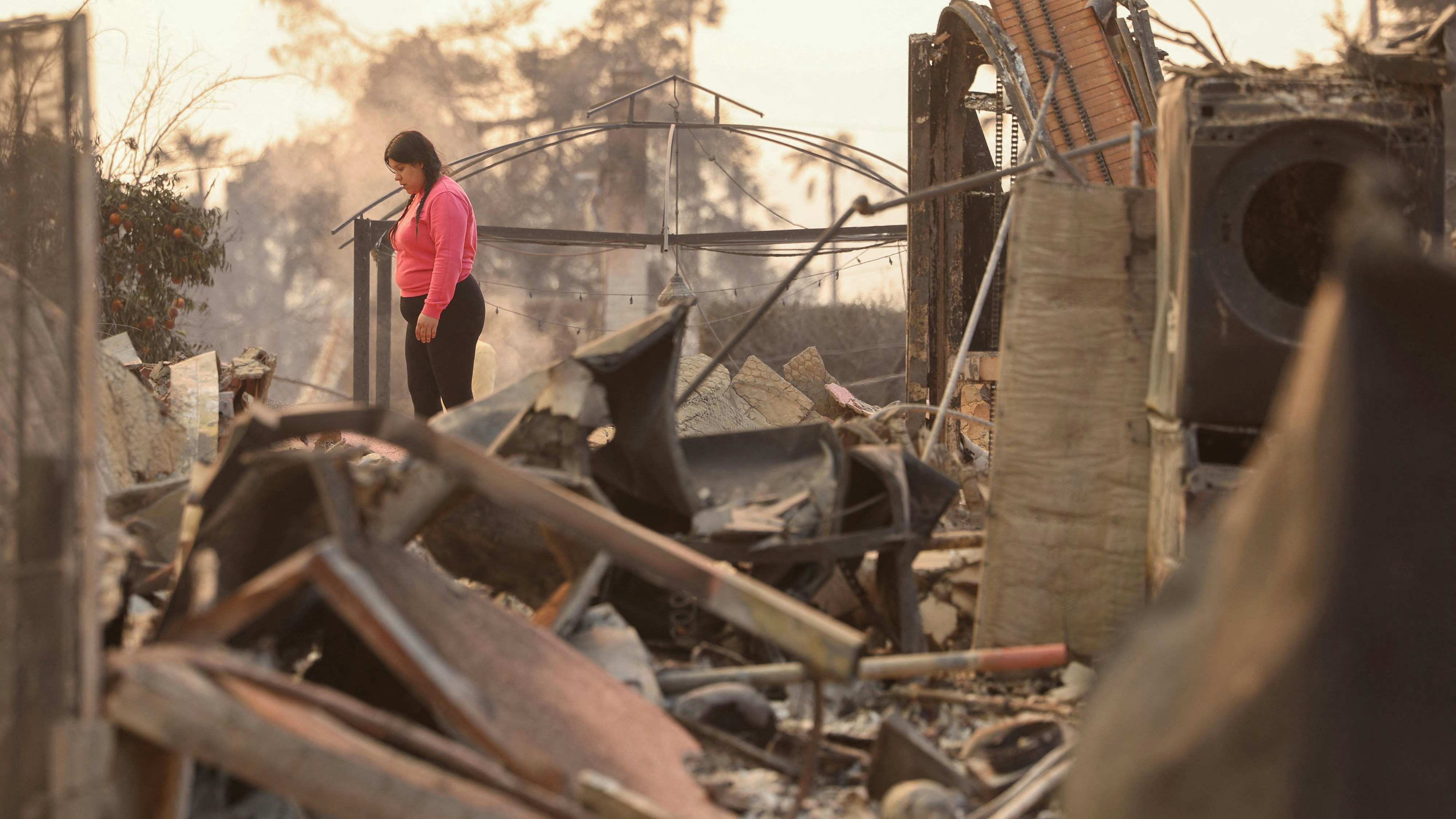 In Altadena, Kalifornien richteten die Brände enorme stehen an. Bewohnerin Conchita Gomez inspiziert die Ruinen in ihrer Nachbarschaft. (Symbolbild)