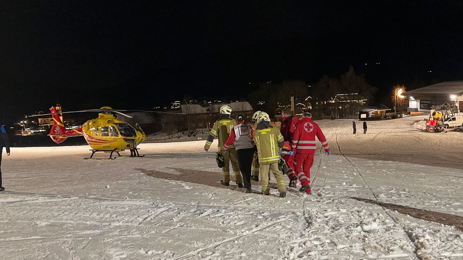 Der Österreicher mit eine Rettungswagen in das Krankenhaus Kufstein gebracht.