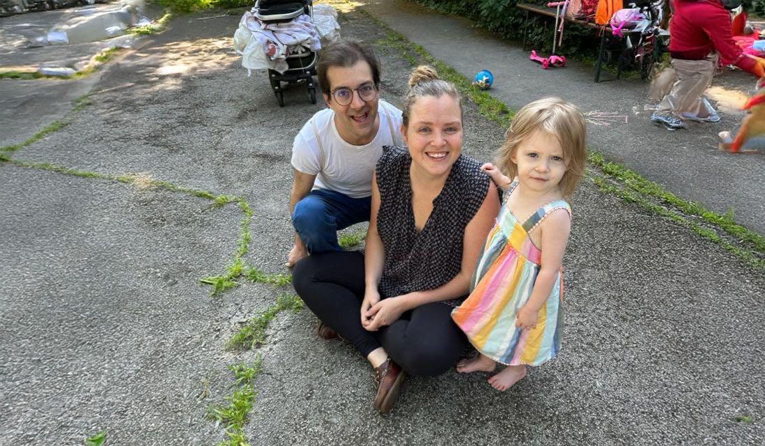 Familie von Gleichen beim Kindergarten-Sommerfest 2023 in Kindergarten der Tochter.