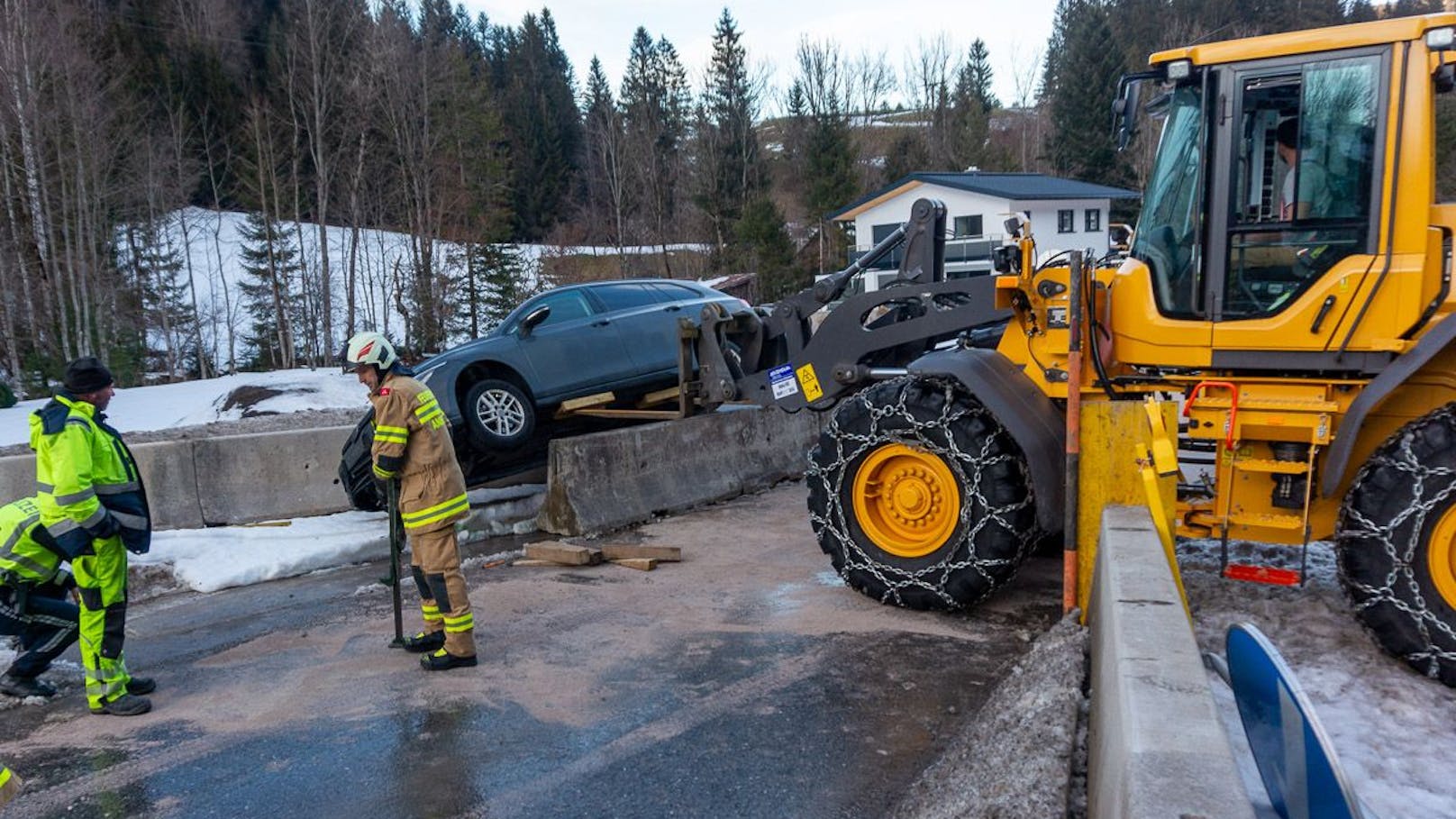 Die Feuerwehr musste mit einem Radlader anrücken. 