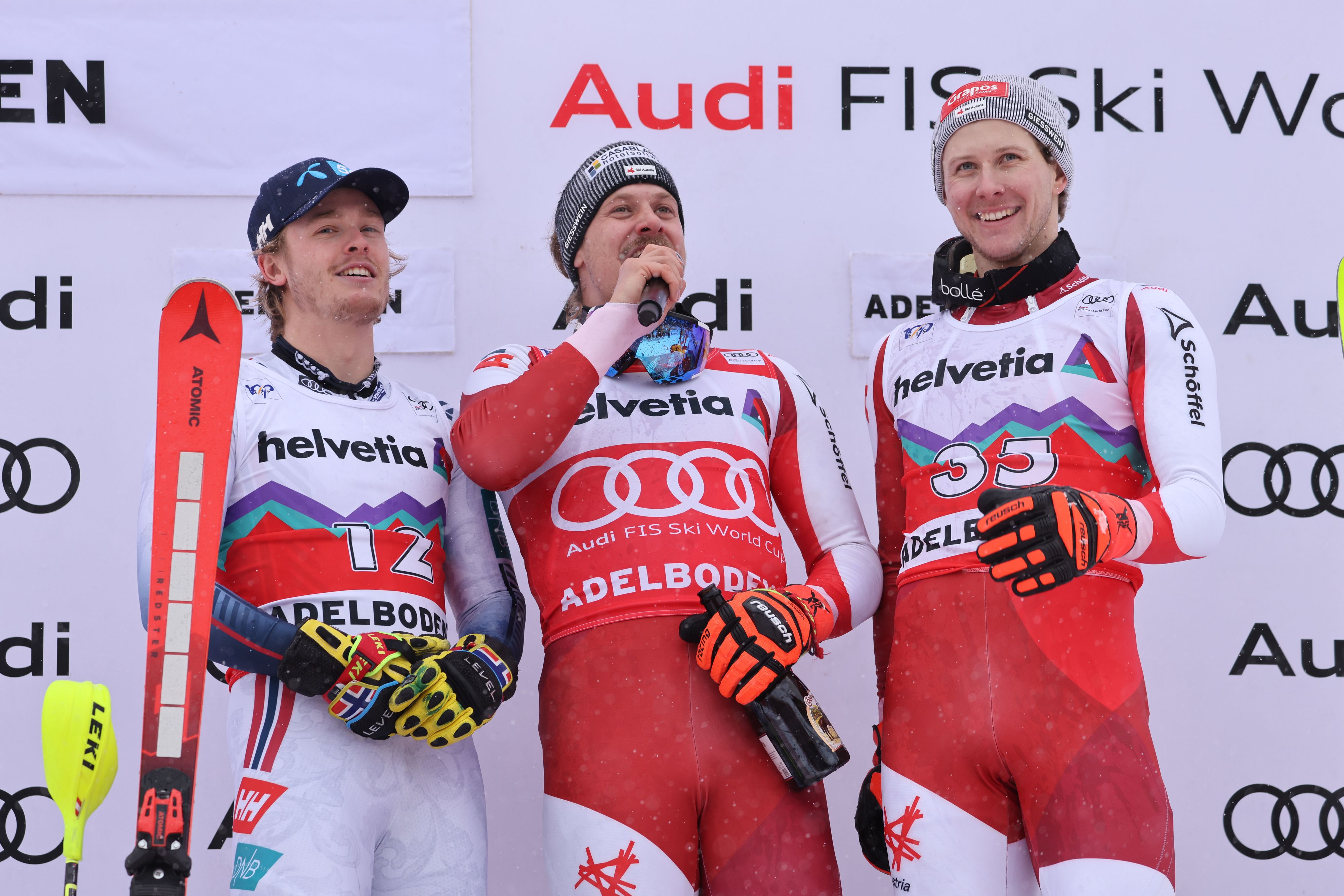 Manuel Feller, Sieger im Adelboden-Slalom vor einem Jahr, trällerte bei der Siegerehrung das Lied. 