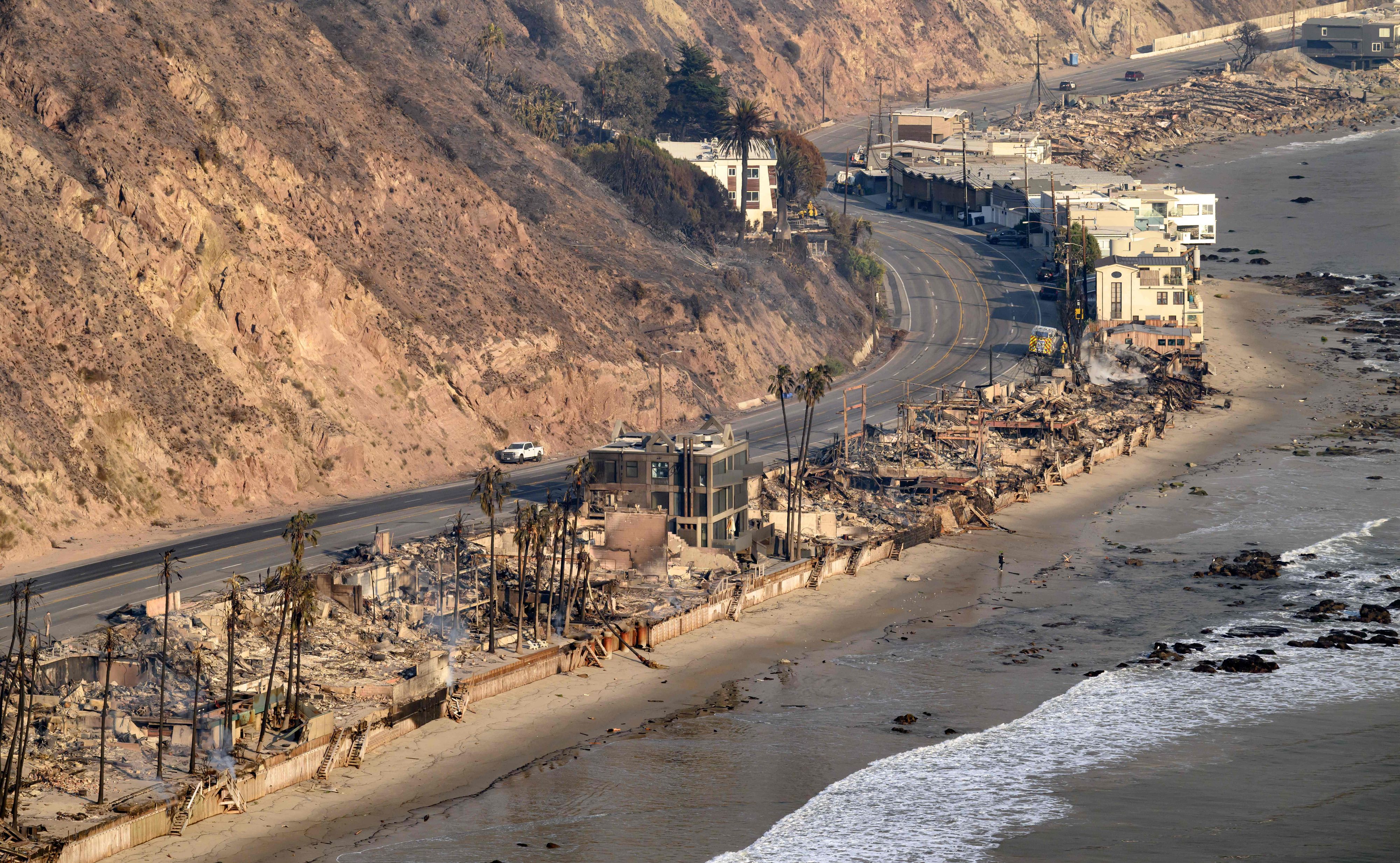 Niedergebrannte Häuser am Pacific Coast Highway in Malibu.