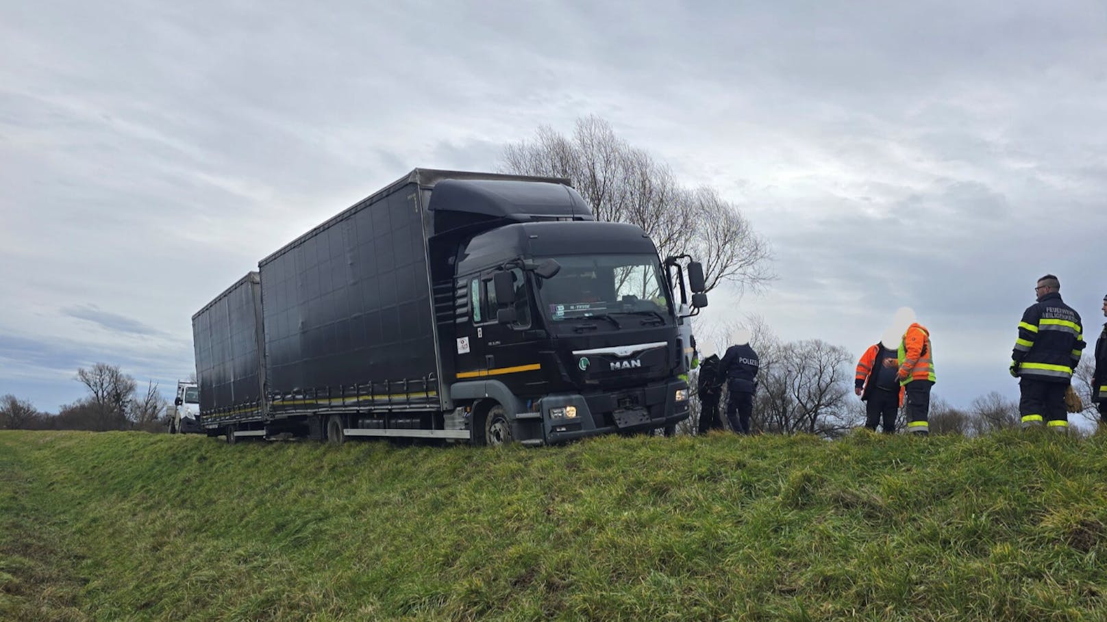 Schlimmer Navi-Fehler: LKW landet auf Hochwasserschutz