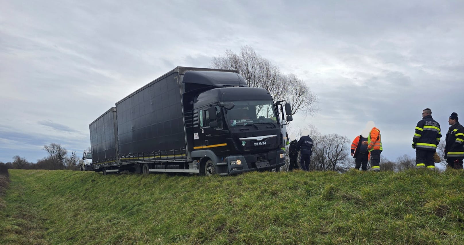 LKW auf Hochwasserdamm gestrandet