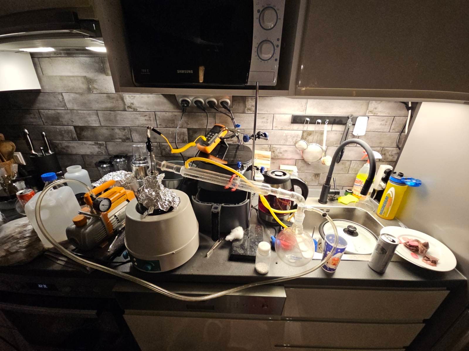 Bei der Hausdurchsuchung konnten Drogen, Arzneimittel und sogar eine angeblich entschärfte Granate sichergestellt werden.