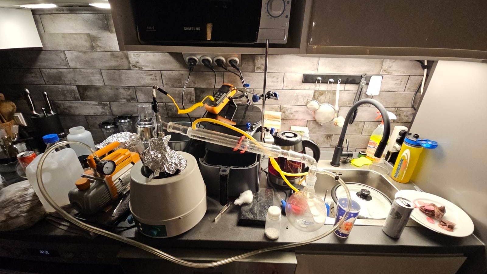 Bei der Hausdurchsuchung konnten Drogen, Arzneimittel und sogar eine angeblich entschärfte Granate sichergestellt werden.