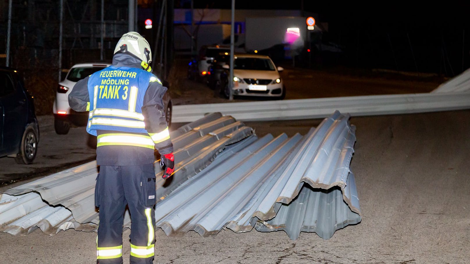 Das Blechdach blockierte die Straße.