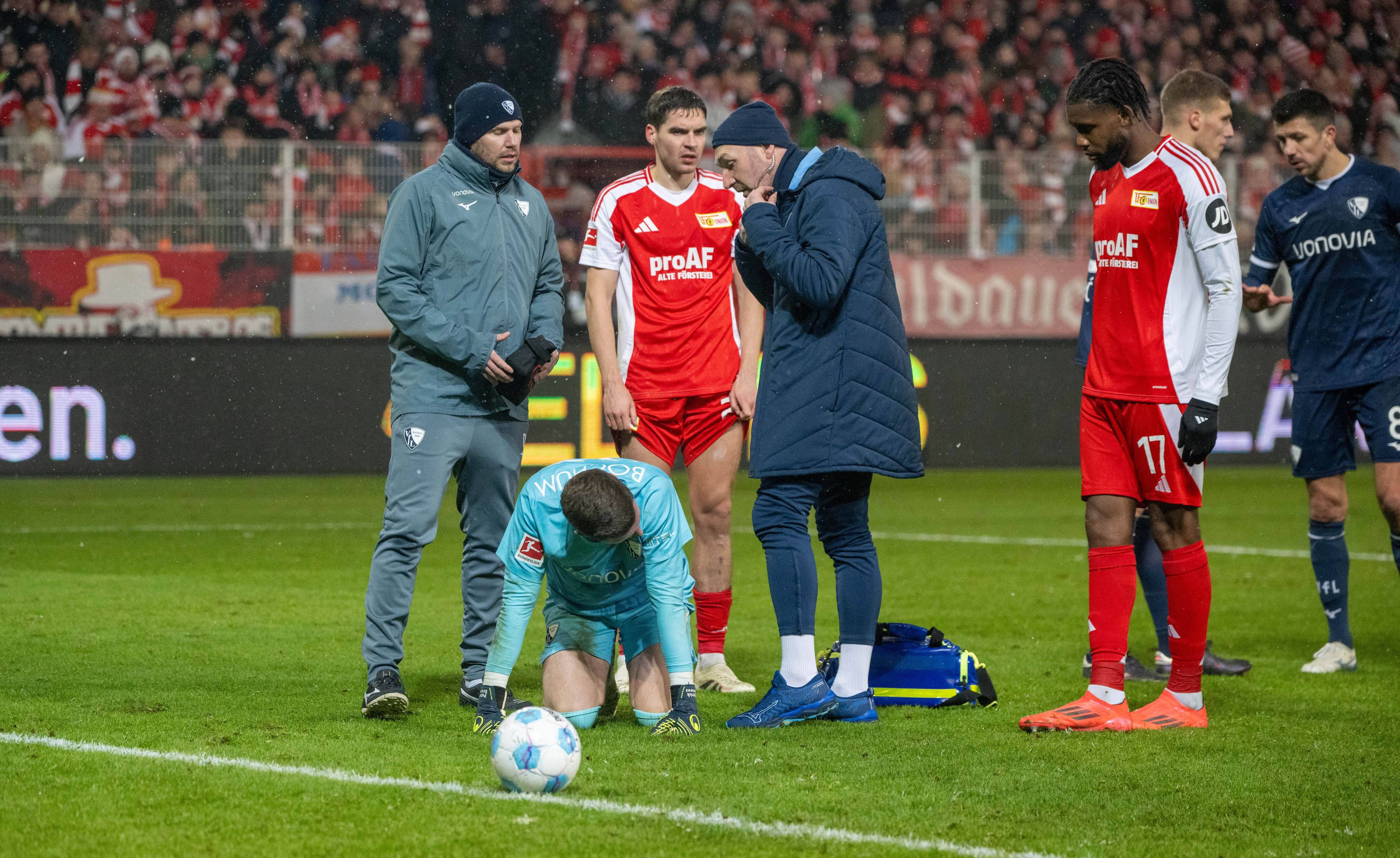 Bochums Torwart Drewes musste nach dem Feuerzeug-Wurf behandelt werden. Mit dem Urteil am grünen Tisch ist Union-Präsident Zingler maßlos unzufrieden.
