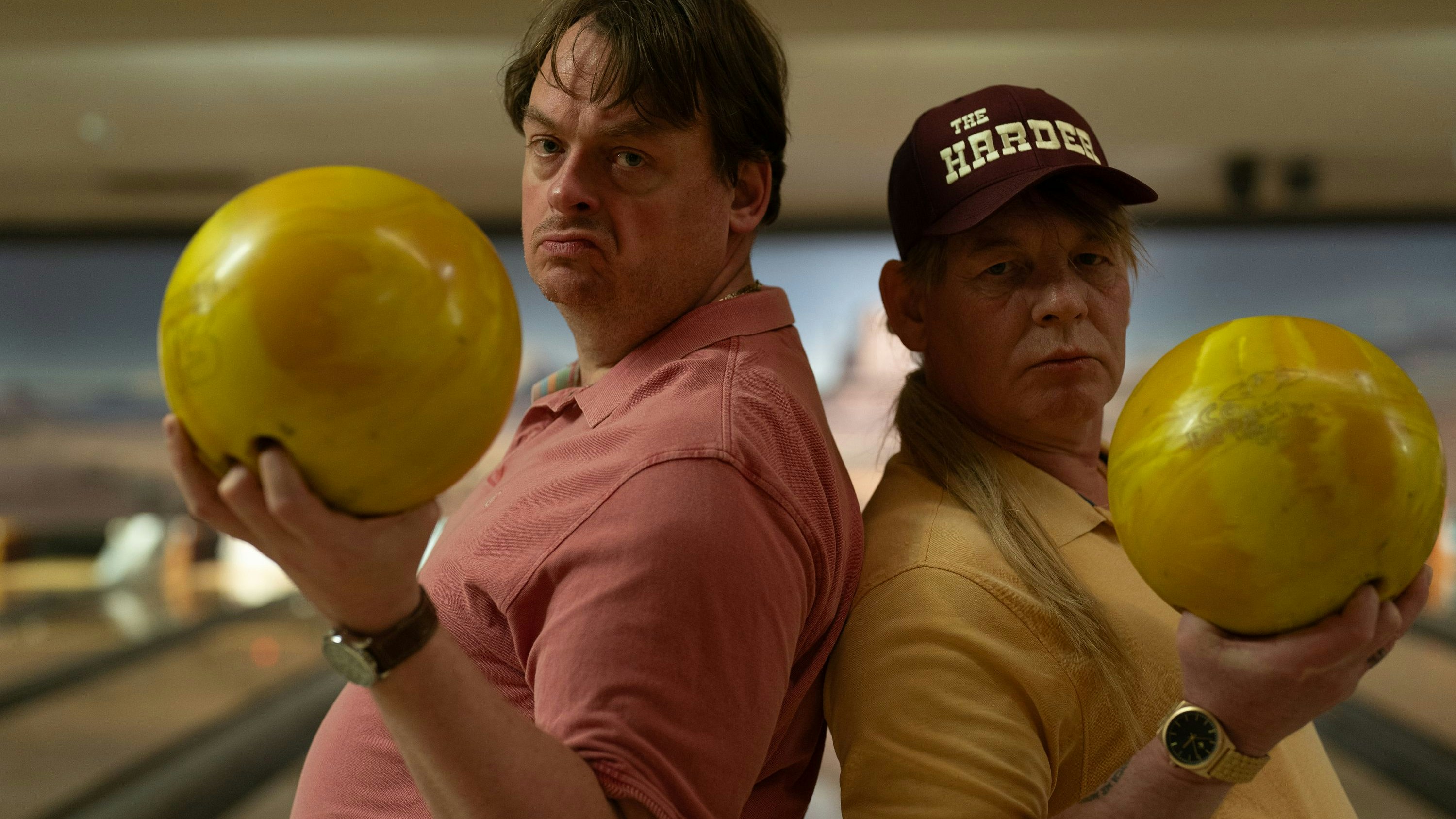 Auf die Kugeln kommt es an: Gerry (Sascha Nathan) und sein Bowling-Kumpel (Ben Becker)