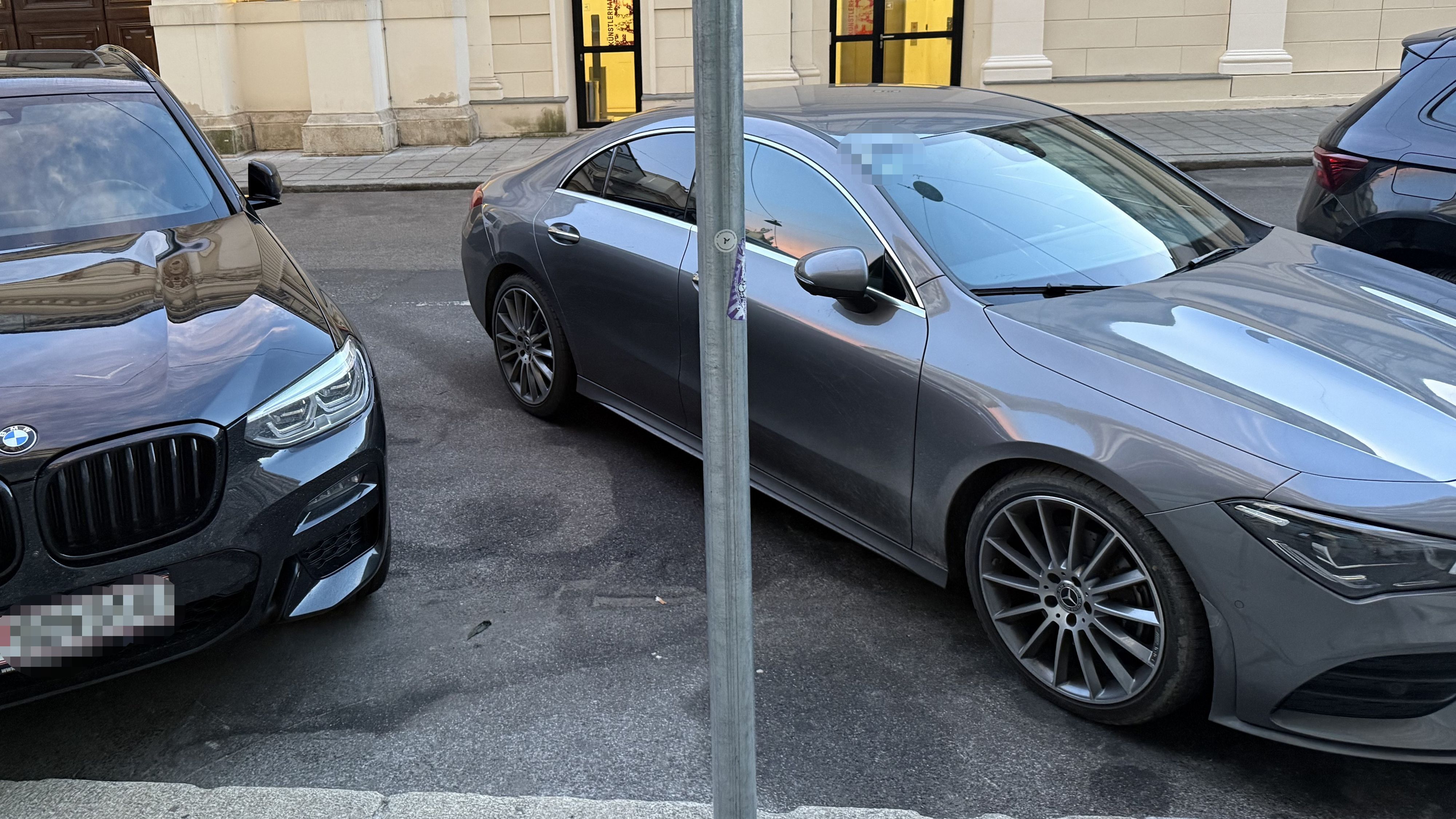 Ein Parksheriff hatte am Donnerstag kein Erbarmen mit einem Mercedes-Fahrer.