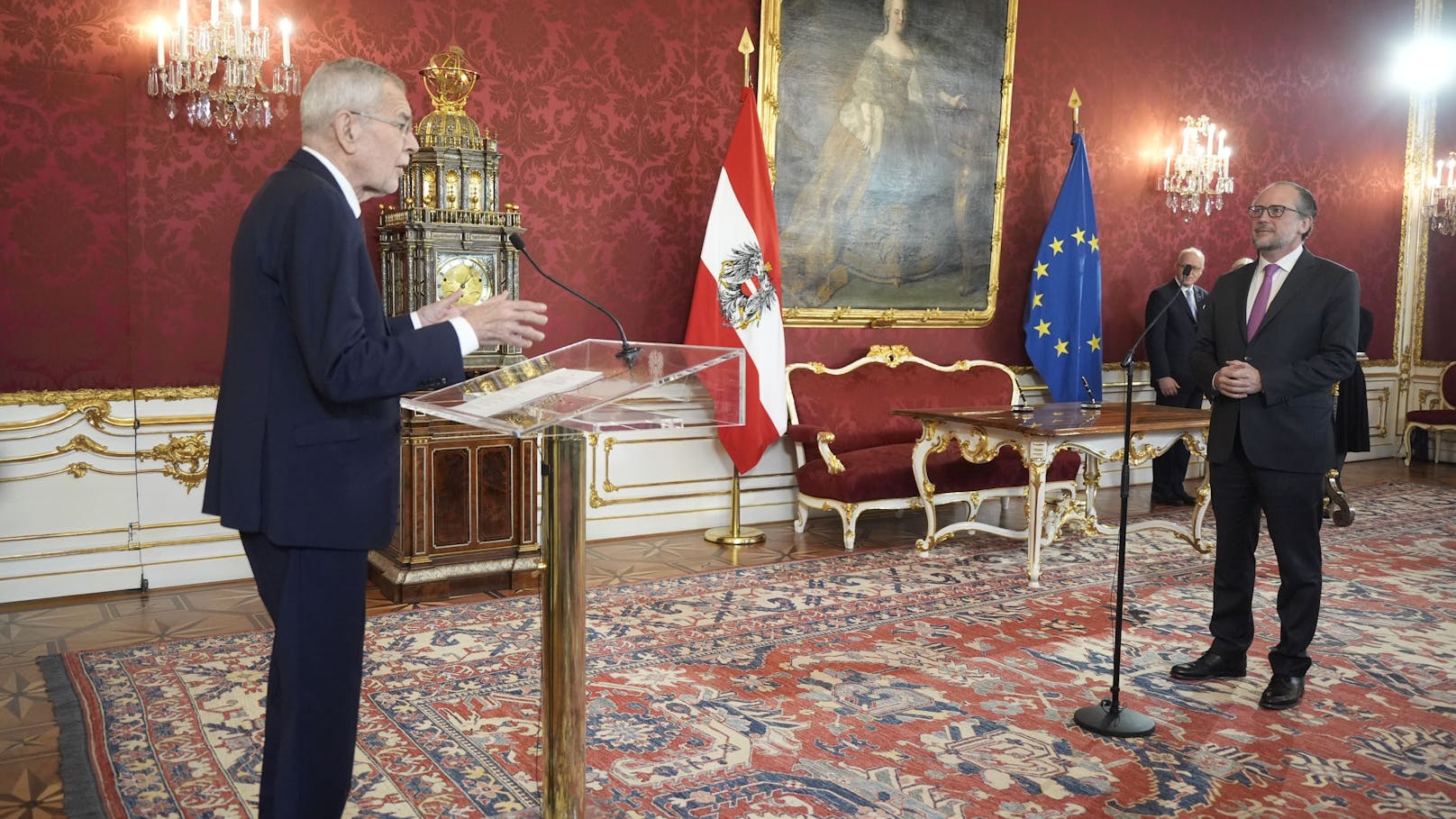 Bundespräsident Alexander Van der Bellen gelobte am Freitag den neuen Bundeskanzler an.