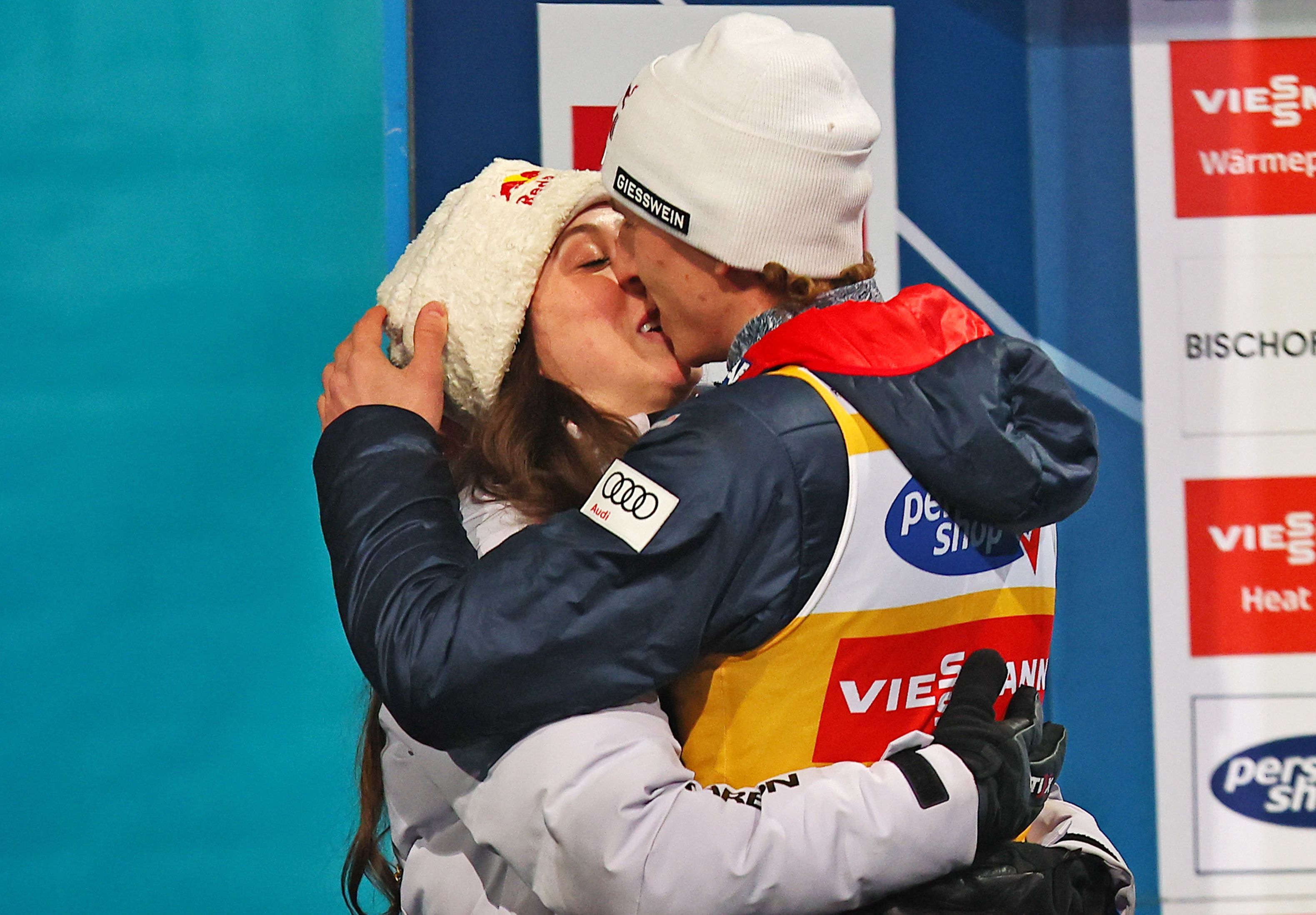 Vierschanzentournee-Sieger Daniel Tschofenig freute sich besonders über das Überraschungs-Bussi seiner Freundin.
