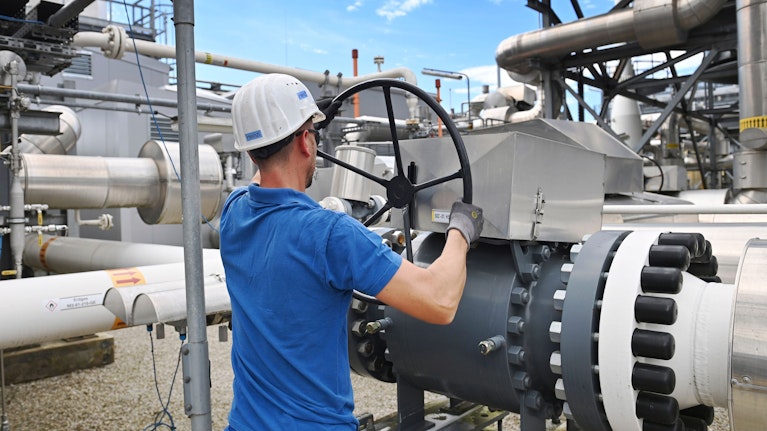 Kein Russland-Gas mehr über die Ukraine, dazu ein härterer Winter als in den vergangenen Jahren: Die Gasspeicher leeren sich derzeit schneller als zuletzt. Geld-Expertin Monika Rosen erklärt die Folgen. Es wird wieder teurer.