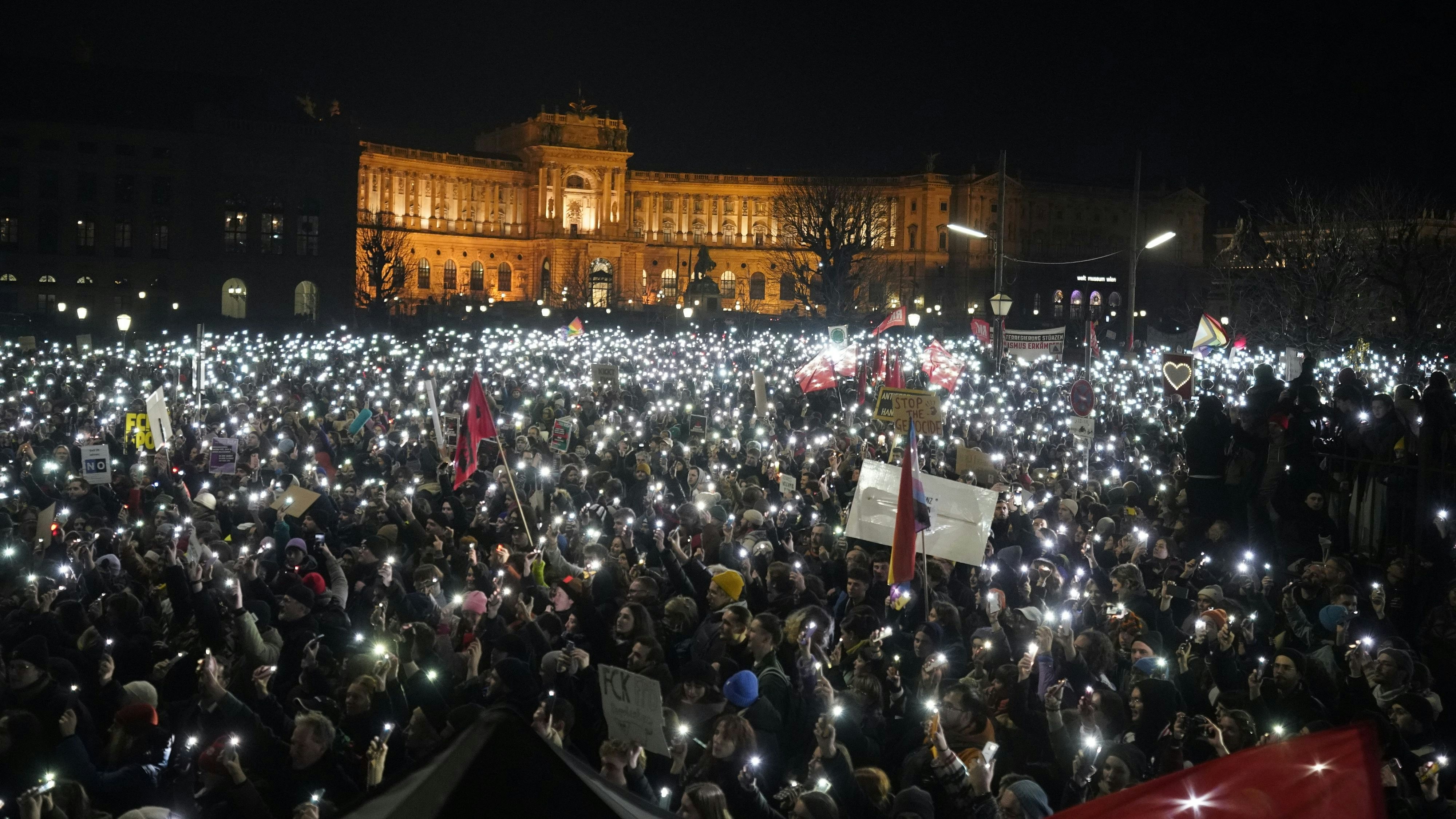 Es ist wieder Donnerstag: Zwischen 25.000 und 50.000 Menschen protestierten vor dem Kanzleramt gegen einen Kanzler Kickl