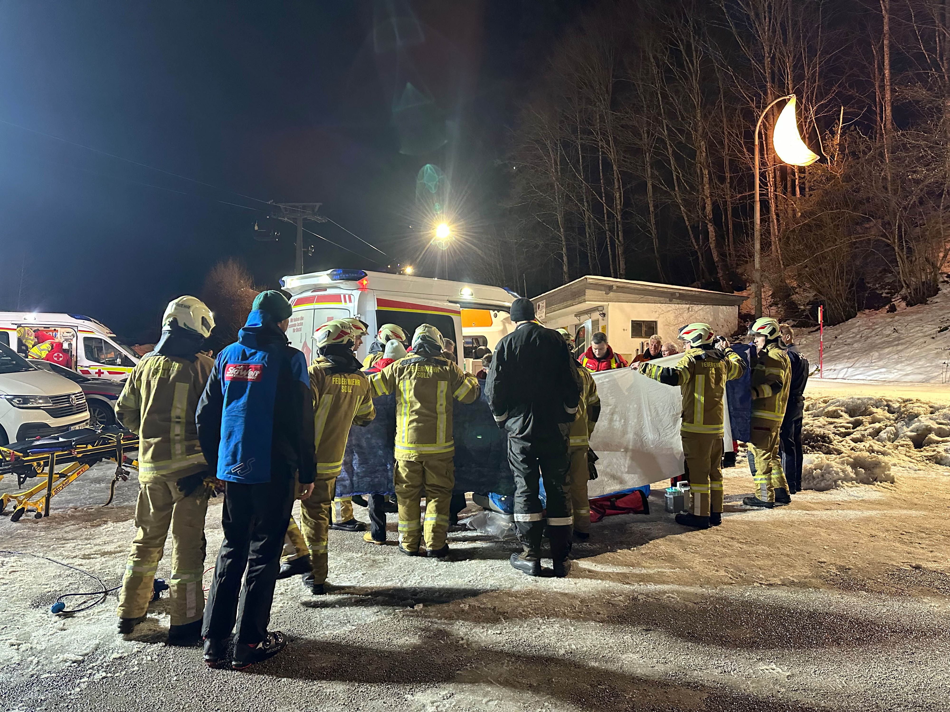 Die betroffenen Wintersportler wurden unbestimmten Grades verletzt.