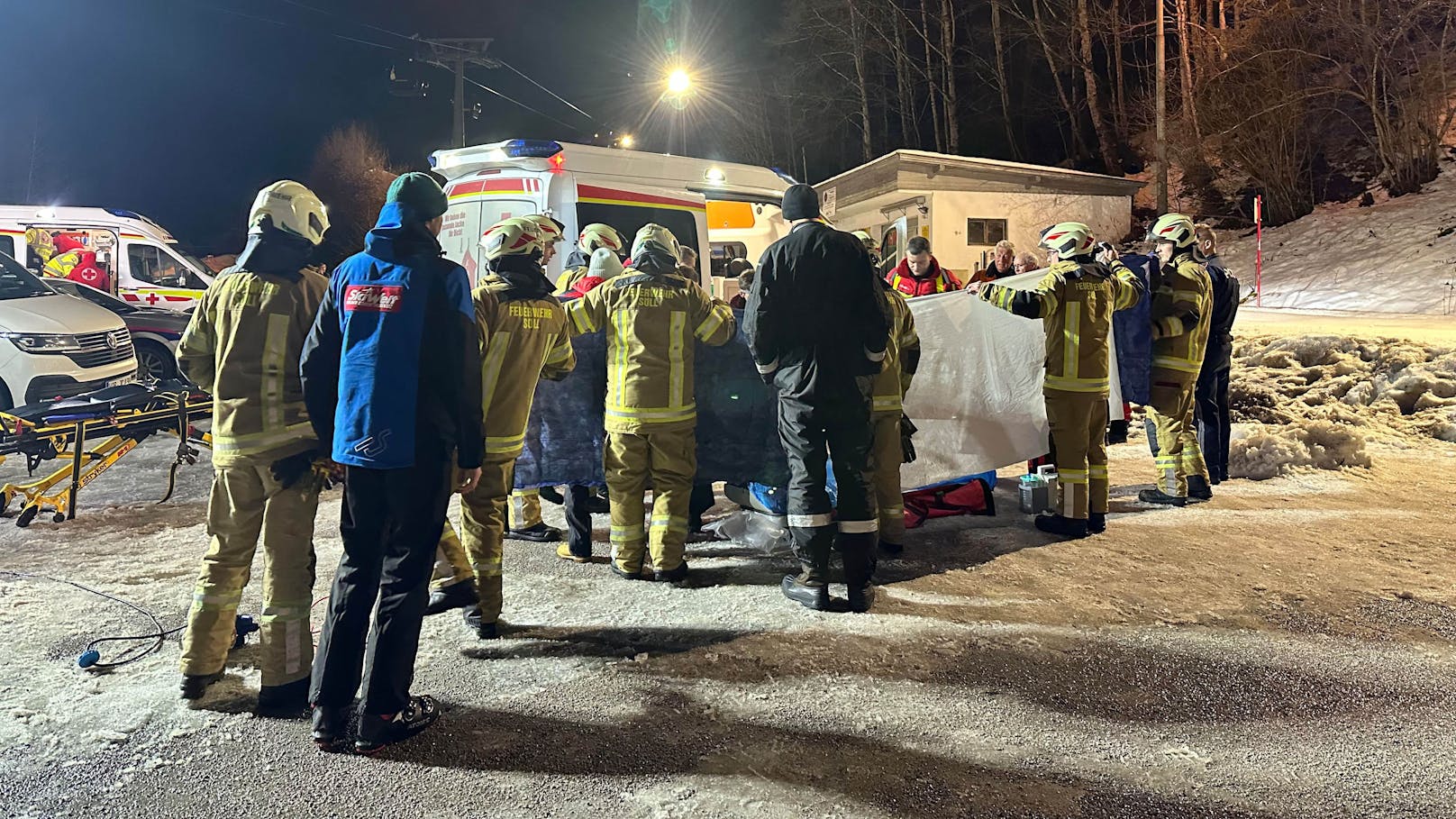 Beide kamen zu Sturz und blieben für kurze Zeit bewusstlos liegen. Weitere Skifahrer leisteten sofort Erste Hilfe und setzten die Rettungskette in Gang.