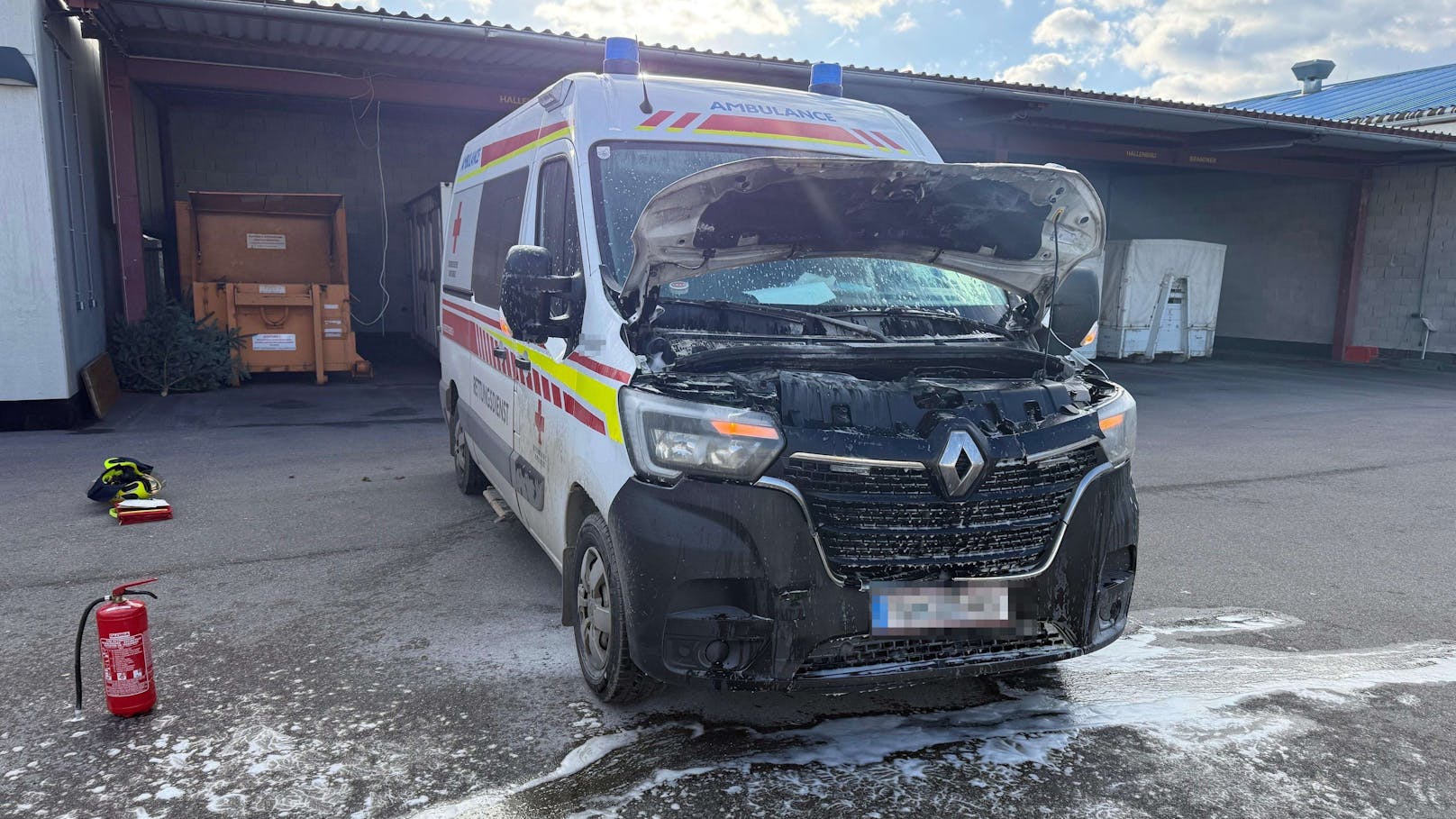 Rettungsauto fängt nach Crash plötzlich an zu brennen