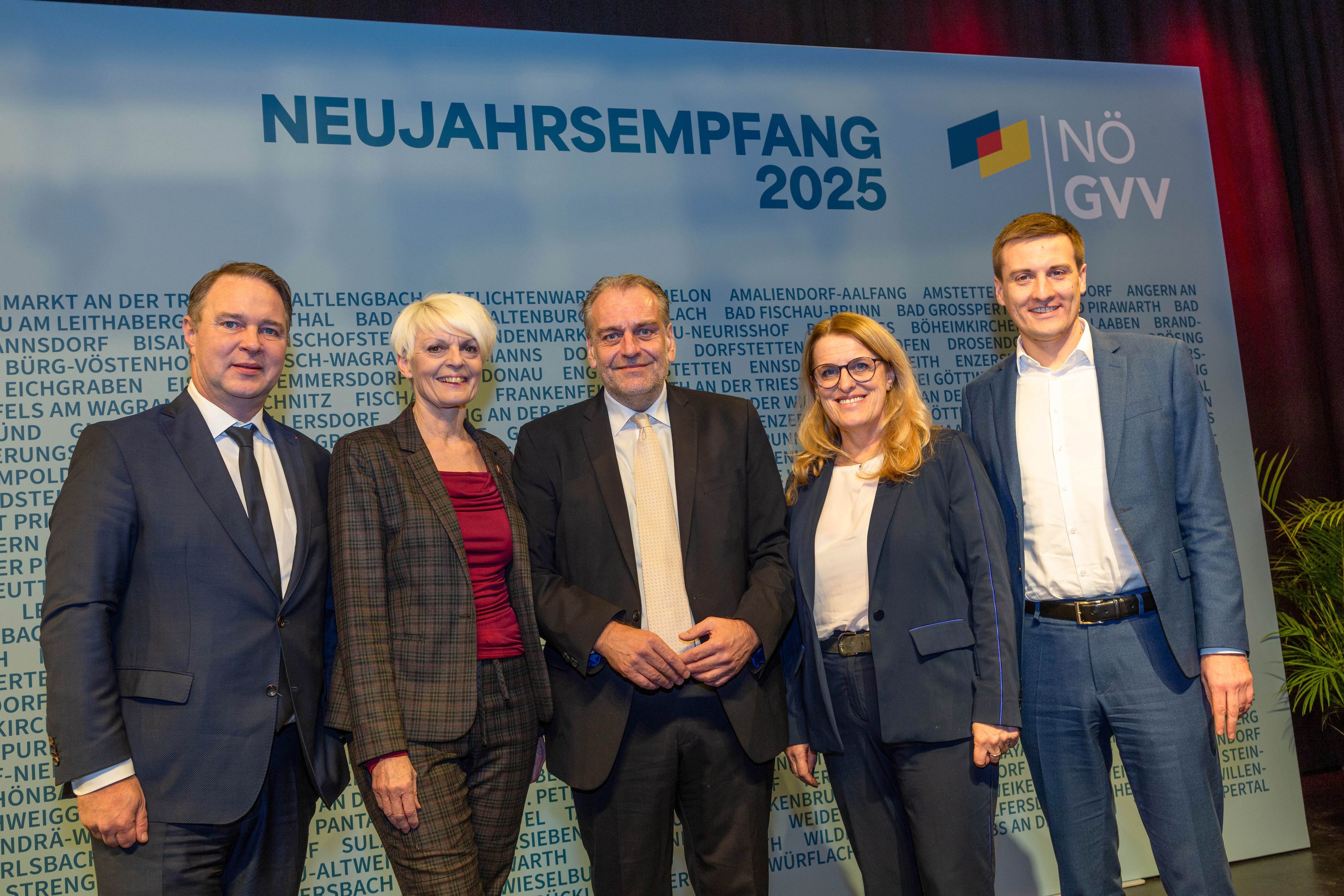 Parteigranden in Ybbs: SP-Chef Andreas Babler, Bgm.in Ulrike Schachner, NÖ GVV-Präsident Andreas Kollross, Landesrätin Ulrike Königsberger-Ludwig, Landeschef Sven Hergovich.
