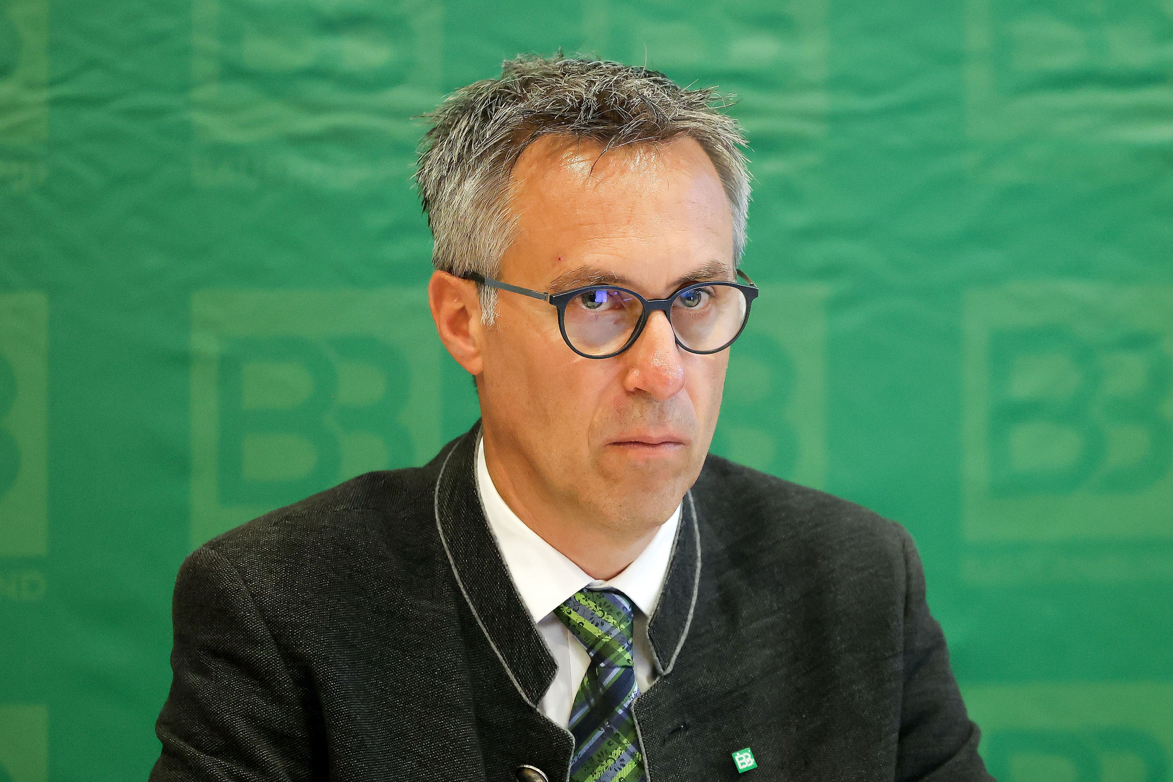 Georg Strasser, Nationalratsabgeordneter der ÖVP, Präsident des Österreichischen Bauernbundes und Bezirks-Obmann der ÖVP Melk übt scharfe Kritik.