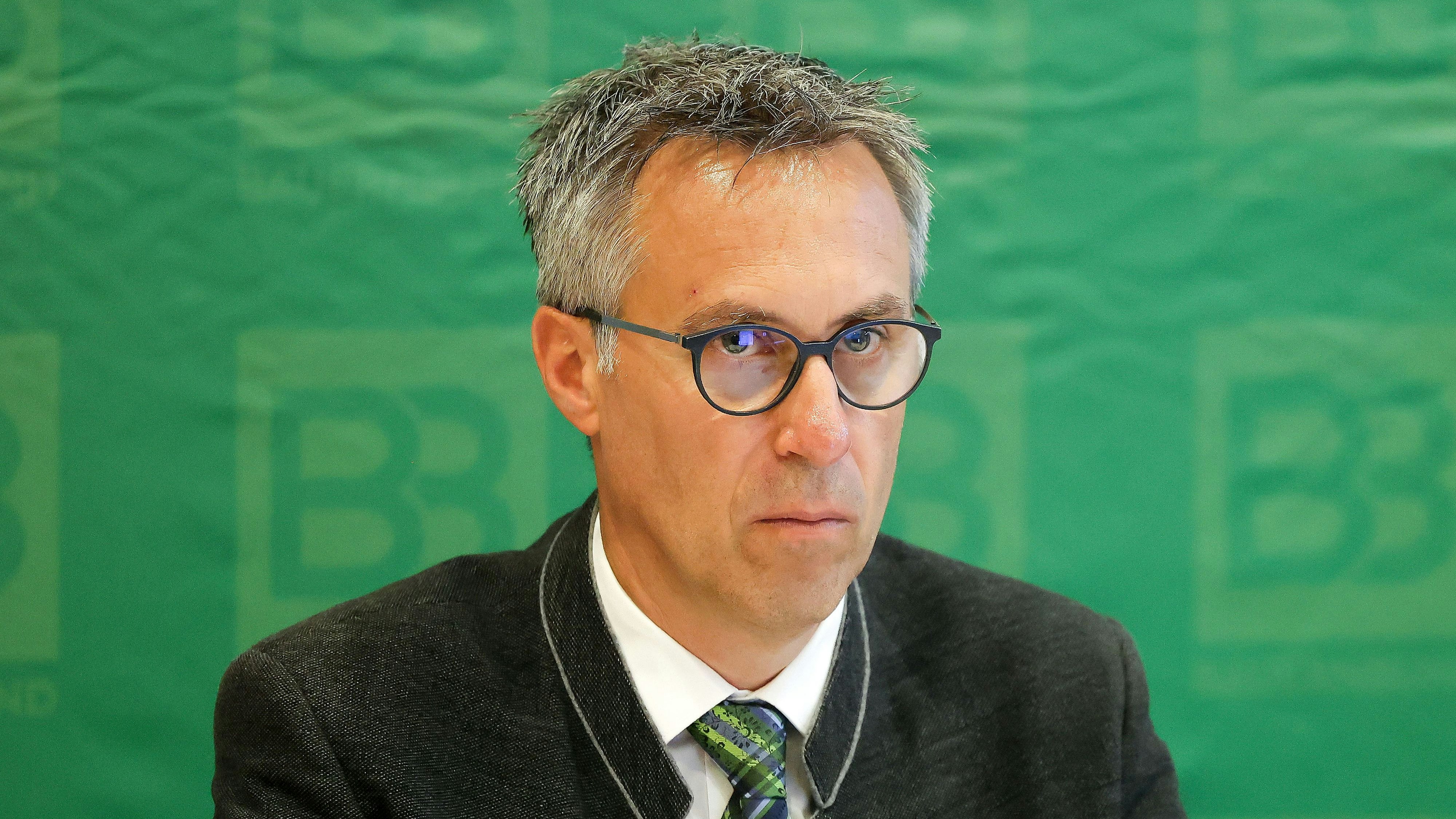 Download von www.picturedesk.com am 10.01.2025 (08:43).  WIEN, OESTERREICH - SEPTEMBER 9: Praesident Georg Strasser (Bauernbund) bei Pressekonferenz - mit dem Landwirtschaftsminister - Landwirtschaft staerken Versorgung sichern im Raiffeisen Forum am 9. September 2022 in Wien, Oesterreich.220909_SEPA_10_002 - 20220909_PD3739 - Rechteinfo: Rights Managed (RM)