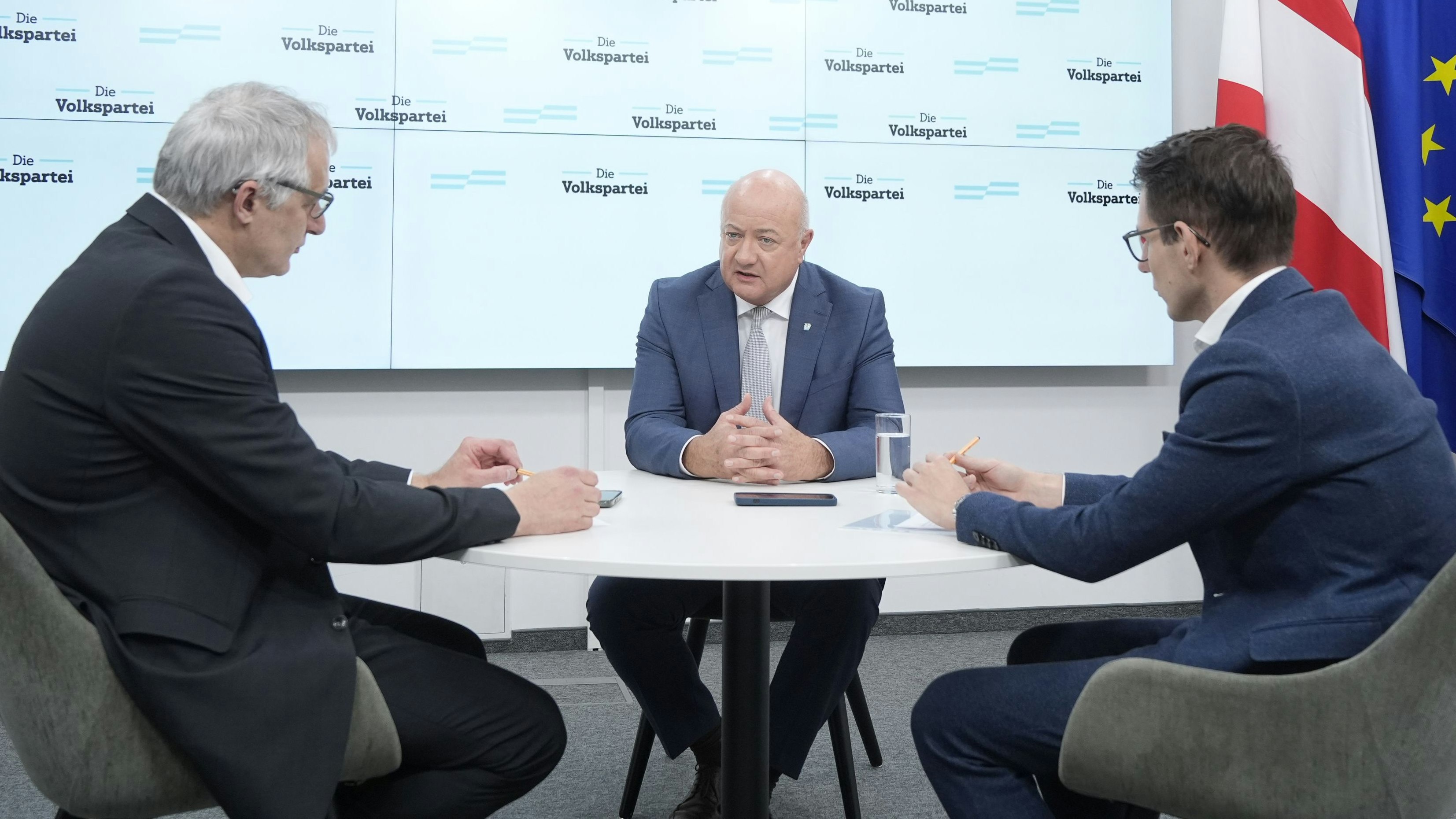 ÖVP-Chef Stocker im Interview mit den "Heute"-Chefredakteuren Oistric (r.) und Lattinger