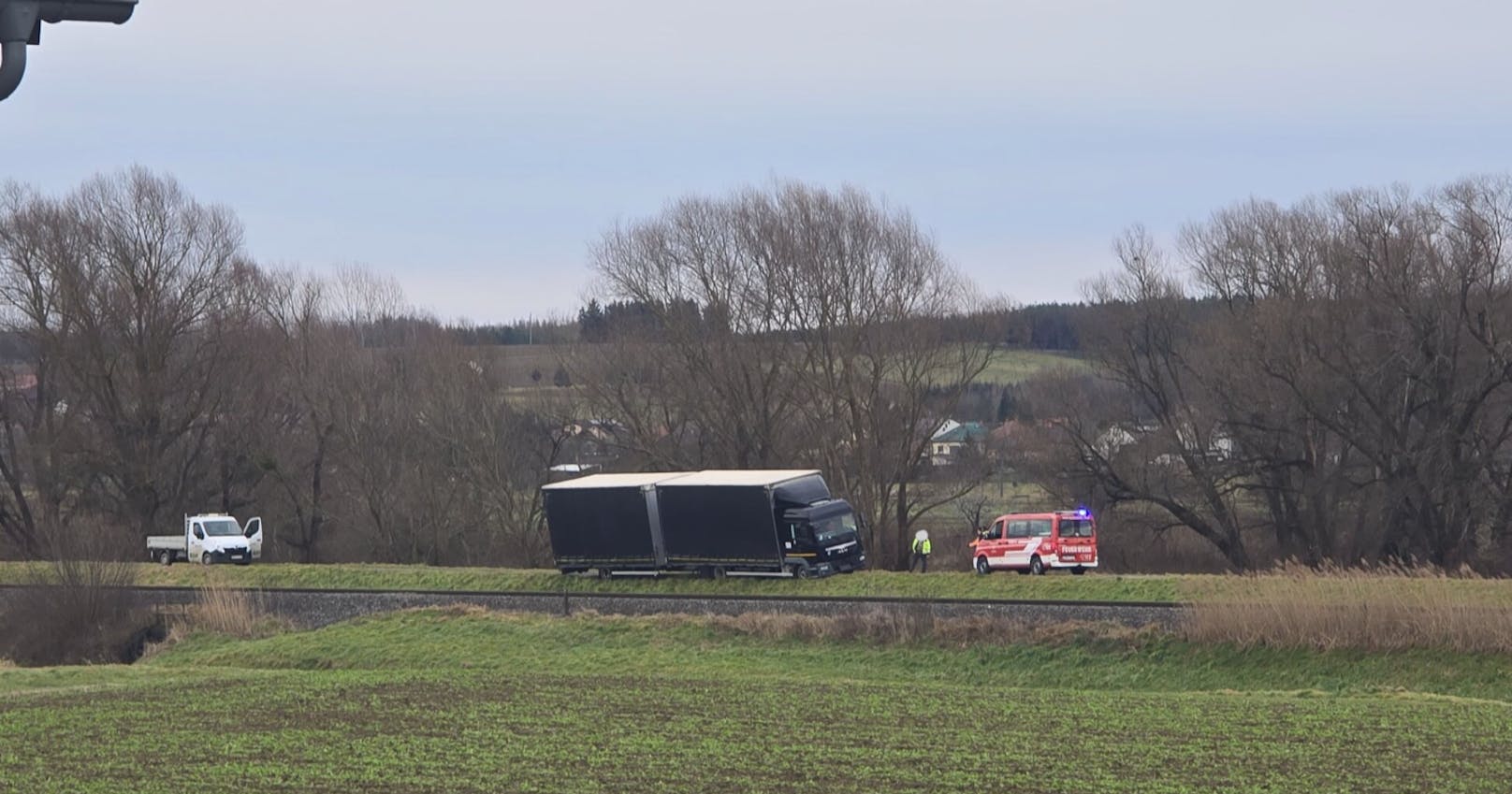 LKW auf Hochwasserdamm gestrandet