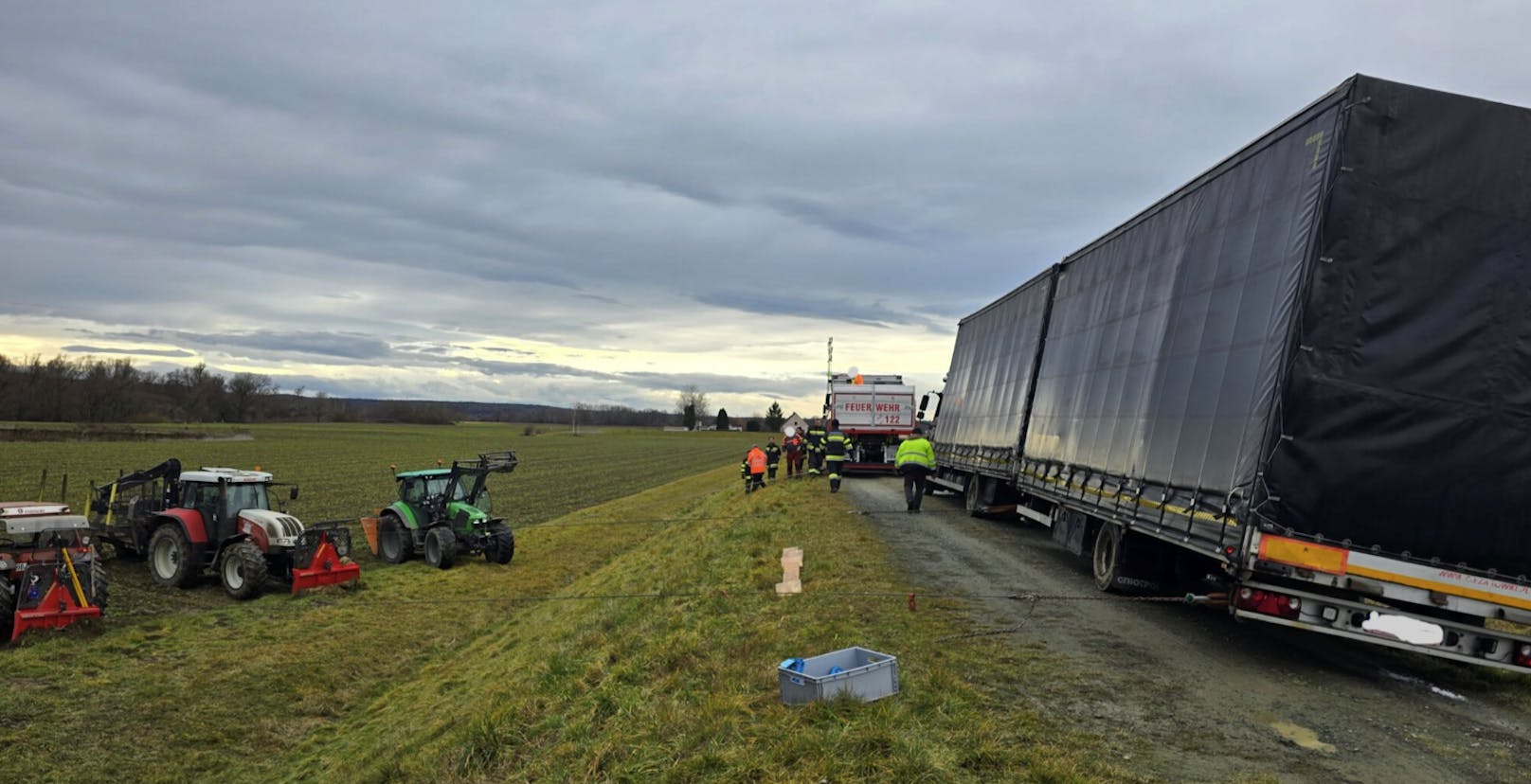 LKW auf Hochwasserdamm gestrandet