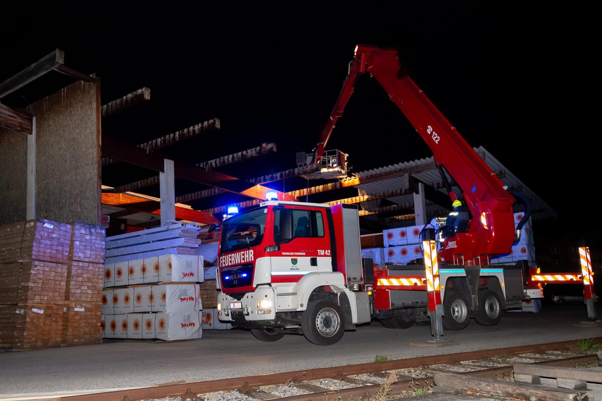 Hunderte Quadratmeter Dach weggeblasen - Feuerwehr im Einsatz