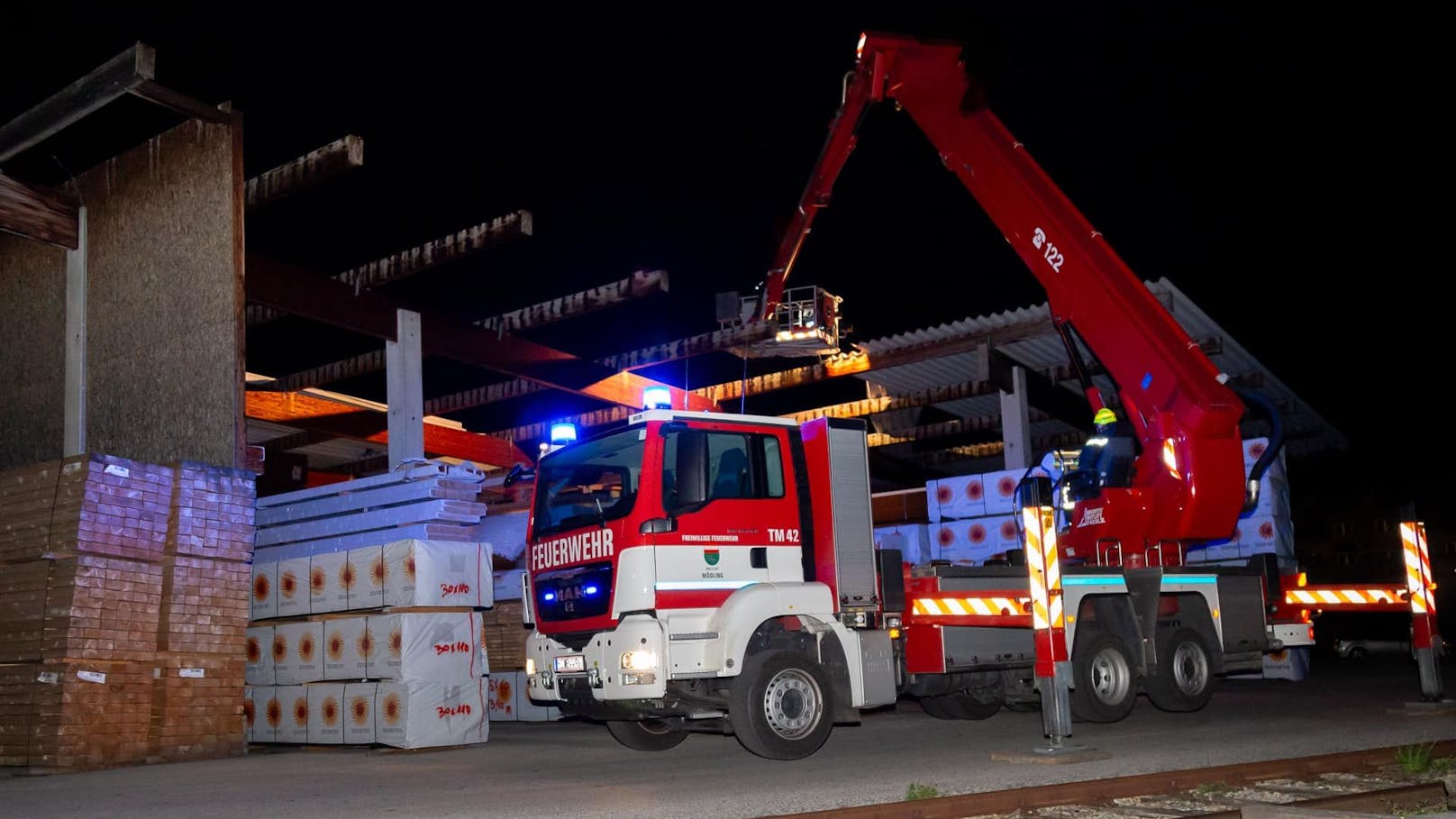 139 km/h Sturm – Gigantisches Dach auf Straße gefegt