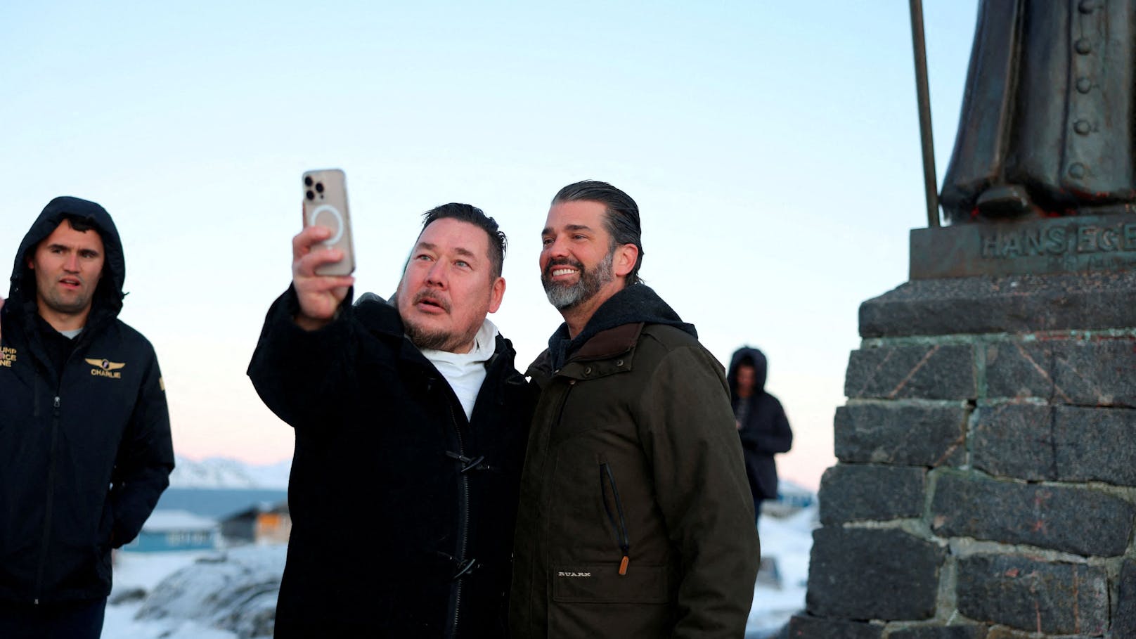 Donald Trump Jr. macht mit einem Grönländer ein Selfie. (Bild: AFP/Emil Stach)