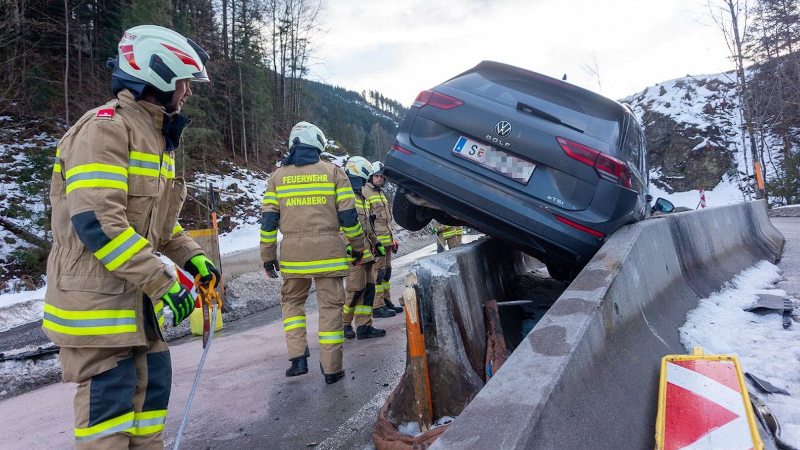 Von Sonne geblendet – Auto landet auf Fahrbahnteiler