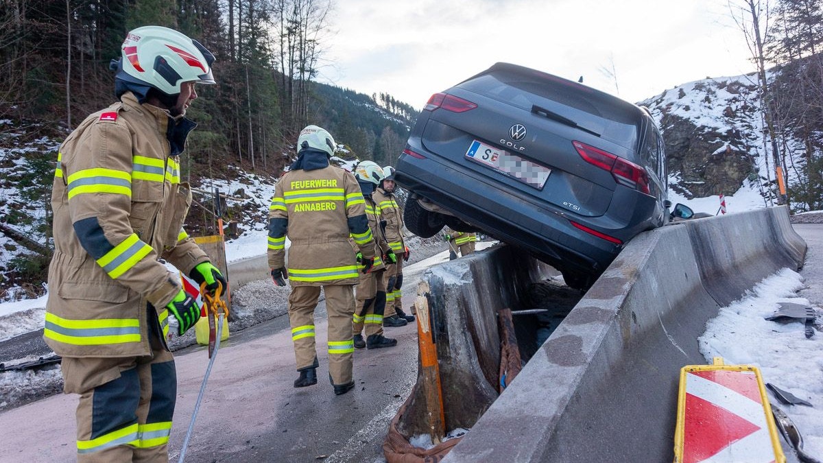 Heute.at - Von Sonne geblendet – Auto landet auf Fahrbahnteiler