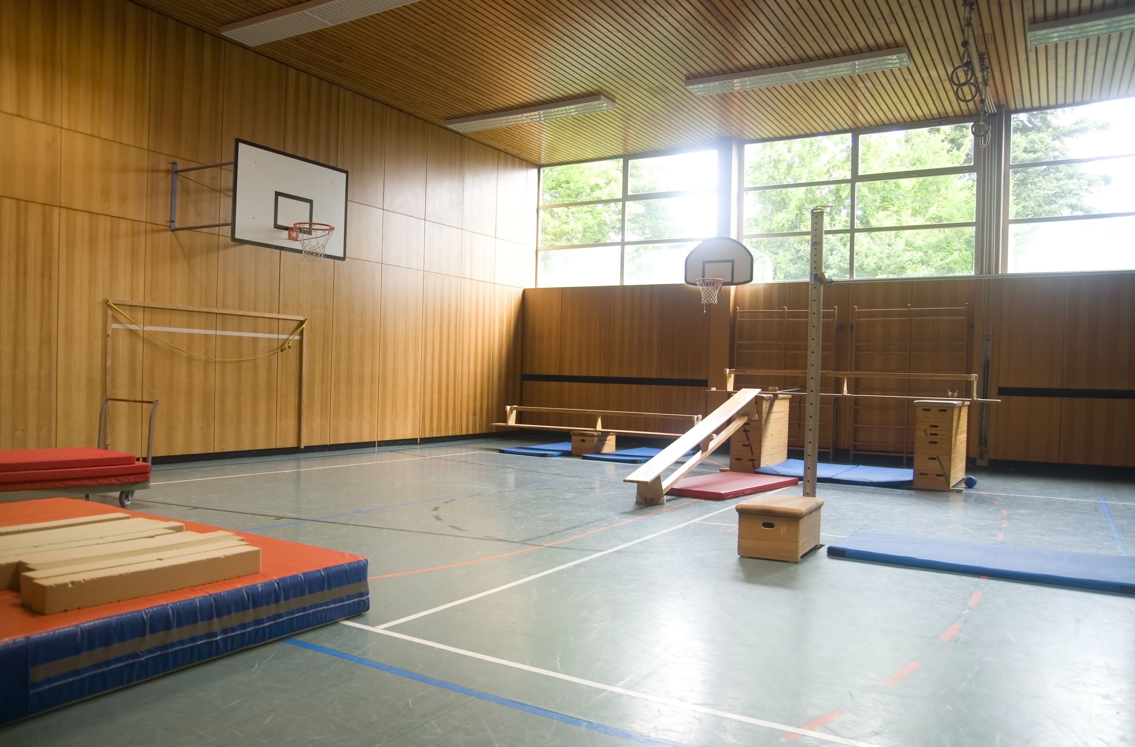 Gleich zu Beginn der Turnstunde suchte der Bub Hilfe bei einer Lehrkraft. (Symbolbild)