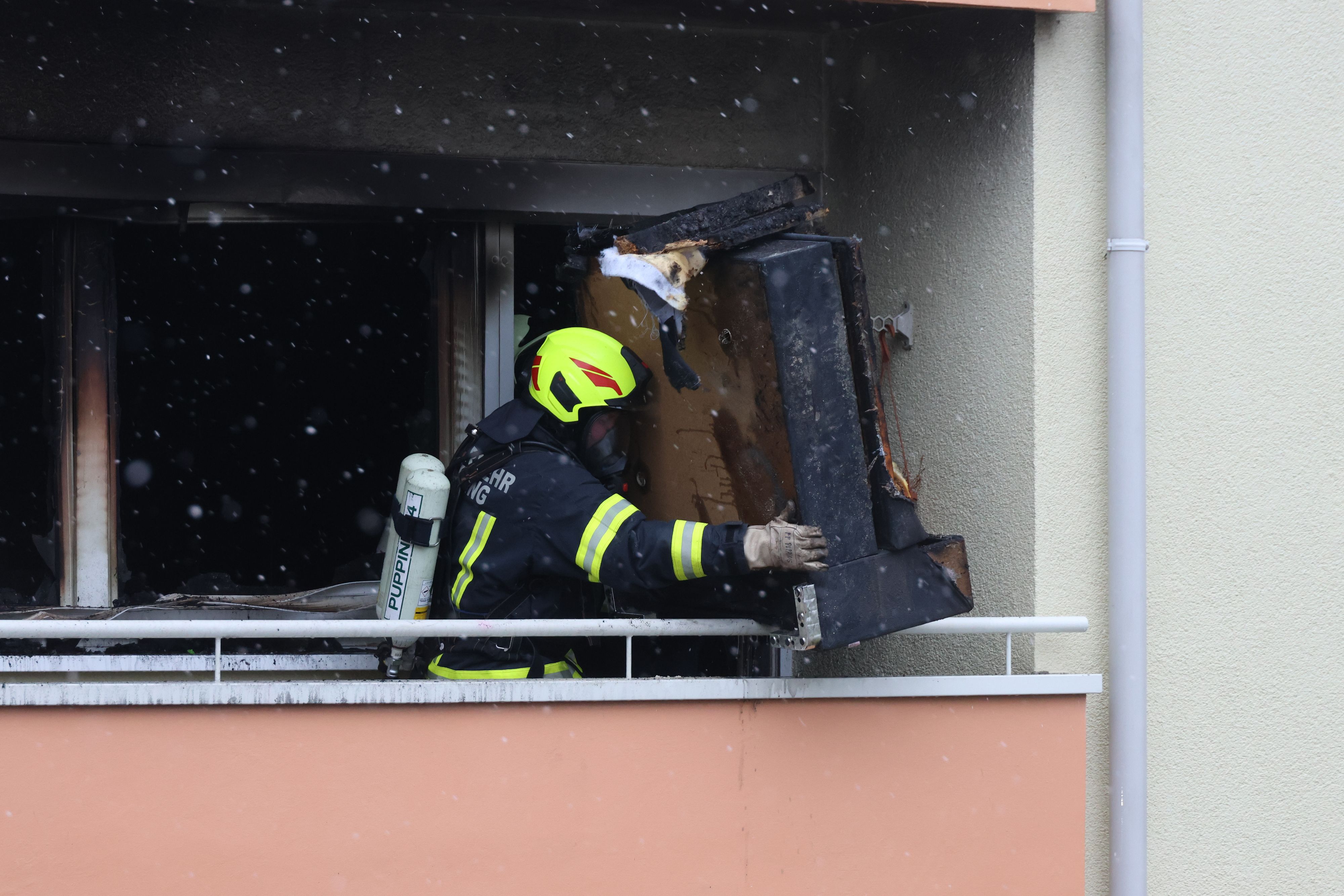 Die Möbel der Wohnung verbrannten am Freitagvormittag komplett.
